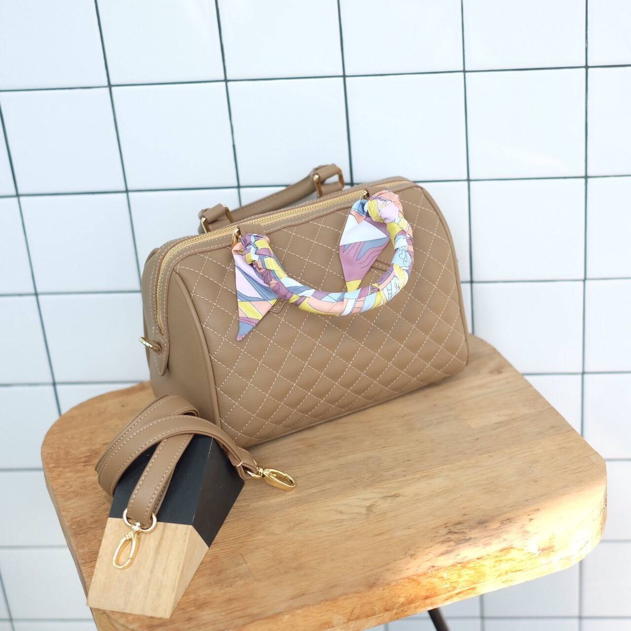 สินค้าขายดี ขนาด มินิ สวยมากคะ >> รุ่น KEEP leather Pillow bag สวย น่ารัก ขนาดตอบทุกโจทย์การใช้งาน เห็นแล้ว **หลงรักเลยคะ ตัวกระเป๋าขนาดกำลังดี ปักลายตารางสวย จุของคุ้ม หนังชนิดพิเศษ สวยมาก ดูแลรักษาง่าย มาพร้อมสายสะพาภายในมีช่องซิป และช่องใส่ของจุก