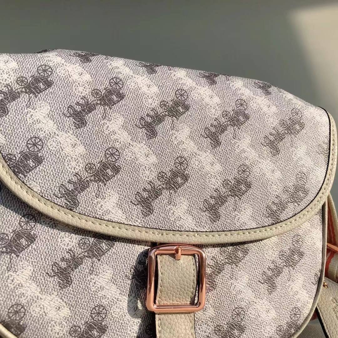 OUTLET 】COACH HITCH CROSSBODY WITH HORSE AND CARRIAGE PRINT พร้อมส่งที่ไทย