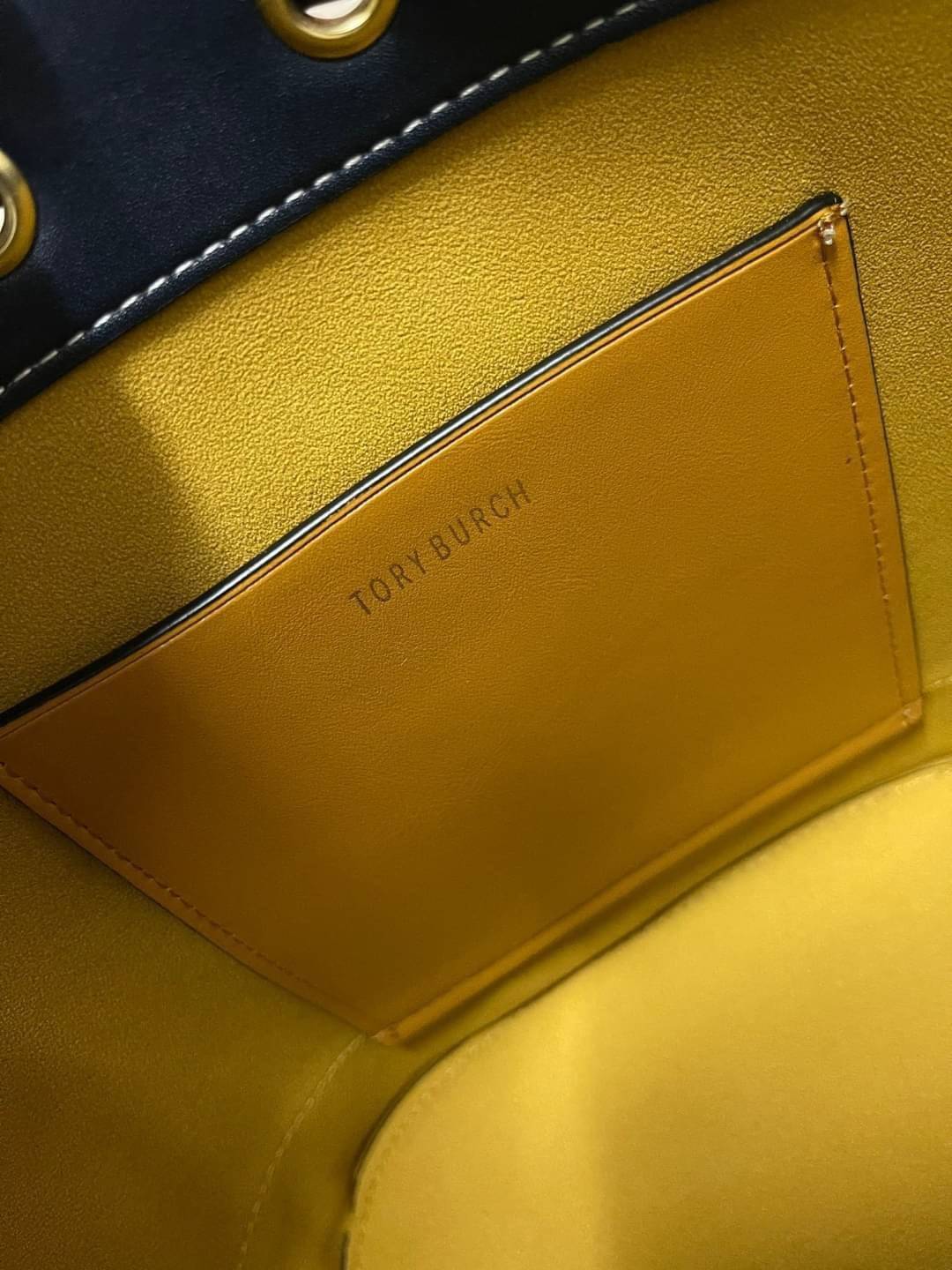 ของแท้ 💯% Tory Burch T Monogram jacquard bucket bag เปิดตัวกระเป๋า T MONOGRAM รุ่นใหม่ล่าสุดจาก TORY BURCH ครั้งแรกกับโมโนแกรม ที่ได้รับแรงบันดาลใจมาจากโลโก้สุดคลาสสิก