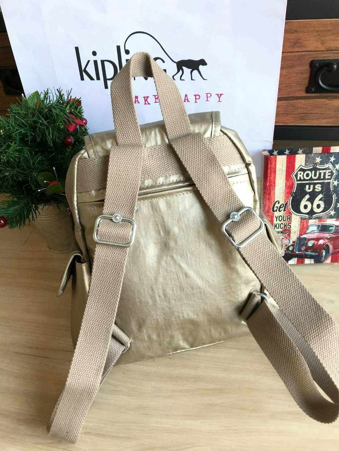 Kipling City Pack Backpack วัสดุPolyamide100% เป้ขนาดกลาง ที่เปิดปิดด้วยตัวล็อค2ชั้นด้วยกระดุมแม่เหล็กและซิป มีช่องใช้งานหลายช่องรวมถึงช่องซิปด้านหน้า มีลูกเล่นที่ด้านหลังมีช่องซิปสำหรับเก็บของและเก็บสายเป้ได้ หรือใช้สายจากเป้สะพายไหล่ได้ ประดับด้วยพวงกุญ