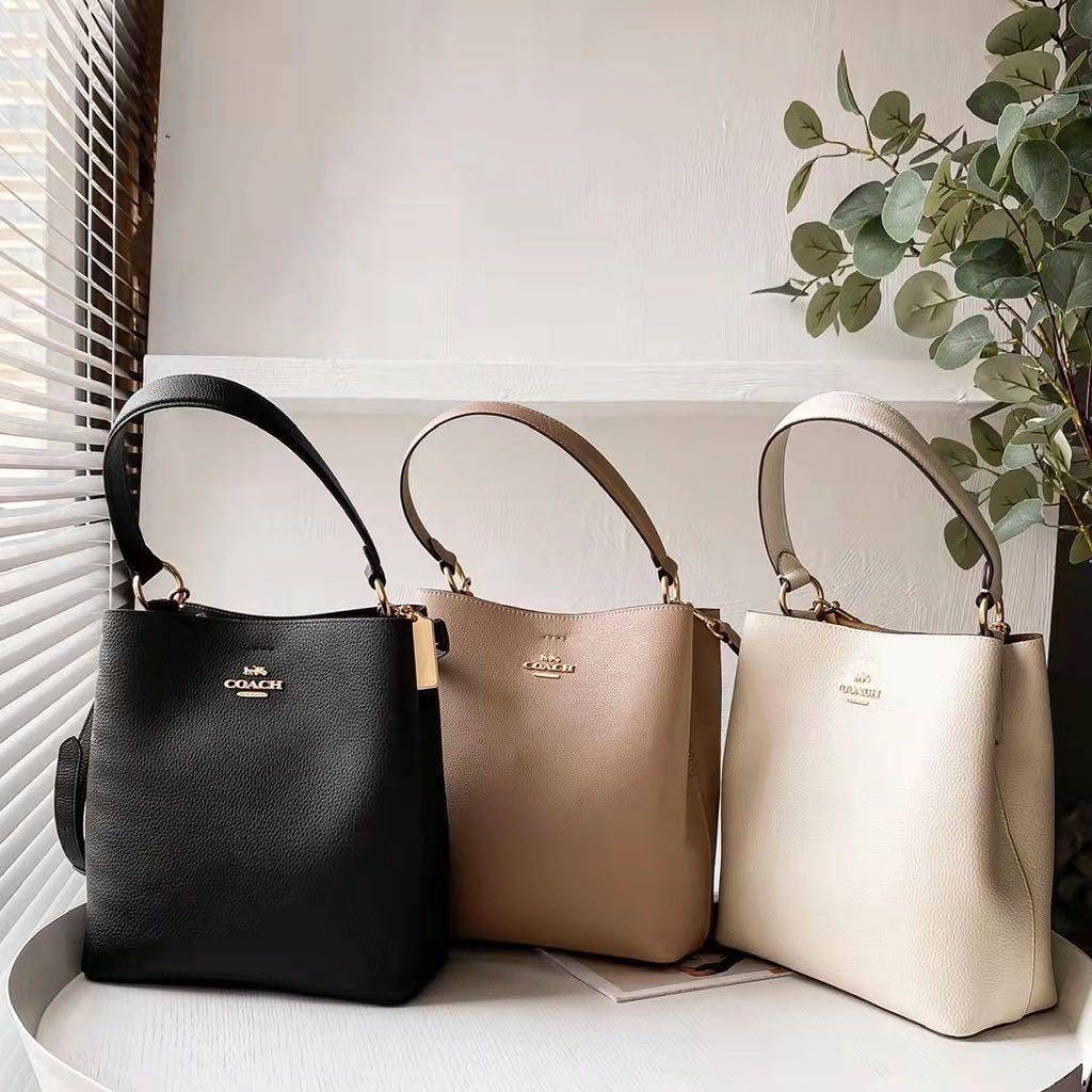 COACH 1011 SMALL TOWN BUCKET BAG รุ่นยอดนิยมใบเล็ก กระเป๋าทรงบัคเก็ต สีคลาสสิคเรียบหรู ตัดกับโลโก้สีทองดูโดดเด่น วัสดุหนัง pepble สวยคมทุกมุมจริงๆ!! เปิด-ปิดด้วยกระดุมแม่เหล็กทั้ง 2 ฝั่ง ภายในเป็นช่องโล่ง มาพร้อมสายสะพายปรับได้ตามตัว ขนาดใบนี้กำลังสวย สะพ