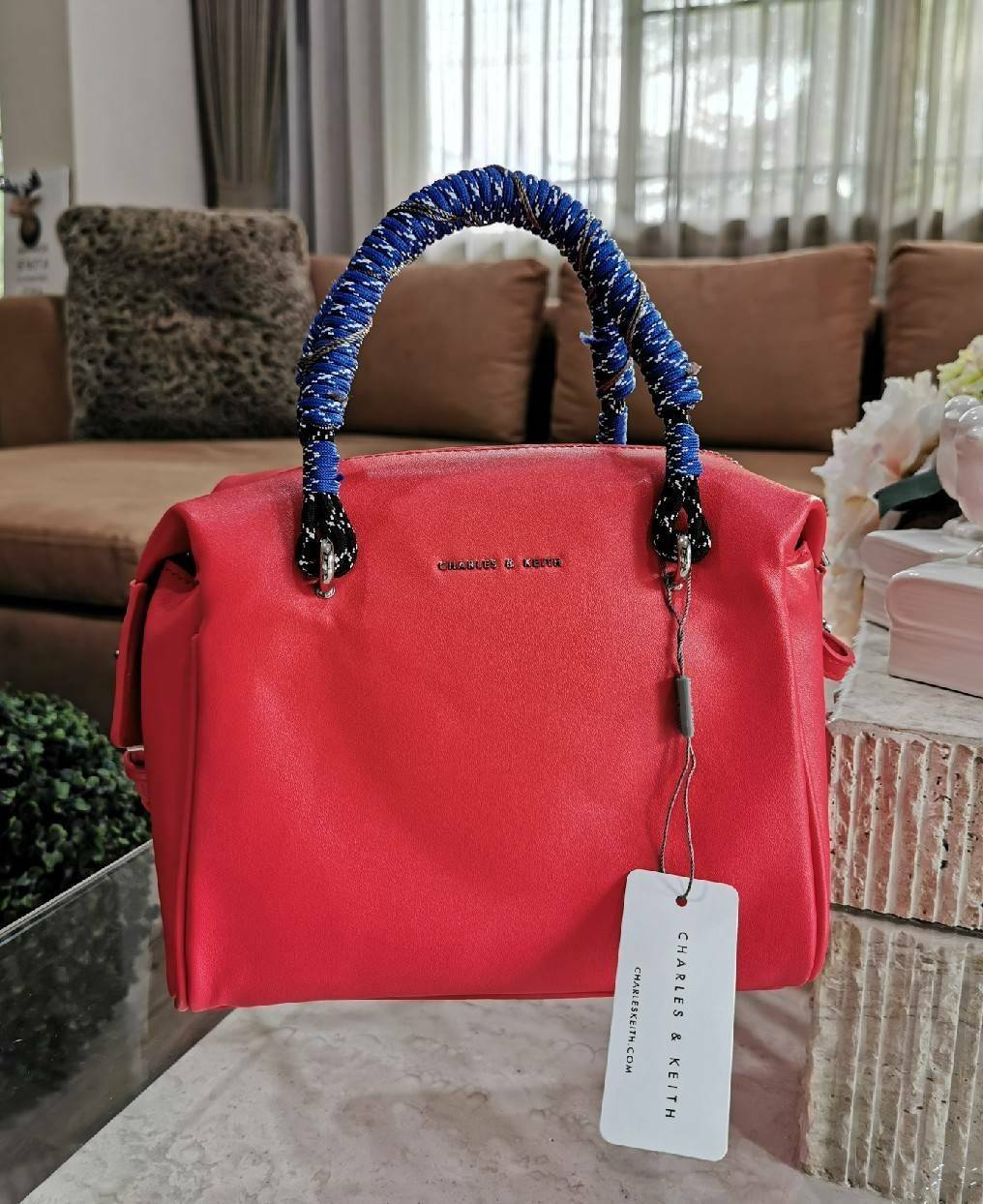 CHARLES & KEITH Nylon Twist Top Handle Bag กระเป๋าถือหรือสะพายรุ่นใหม่แบบชนช็อปทรง Bowling วัสดุหนังแกะสังเคราะห์เรียบสวยอยู่ทรงขนาดกำลังดี น่ารัก น้ำหนักเบา เปิดปิดด้วยซิปคู่สะดวกใช้ ภายในมีโลโก้และช่องซิป มีหมุดรองฐานกันรอยสี่มุม หูจับ Nylon Twist เพิ่ม