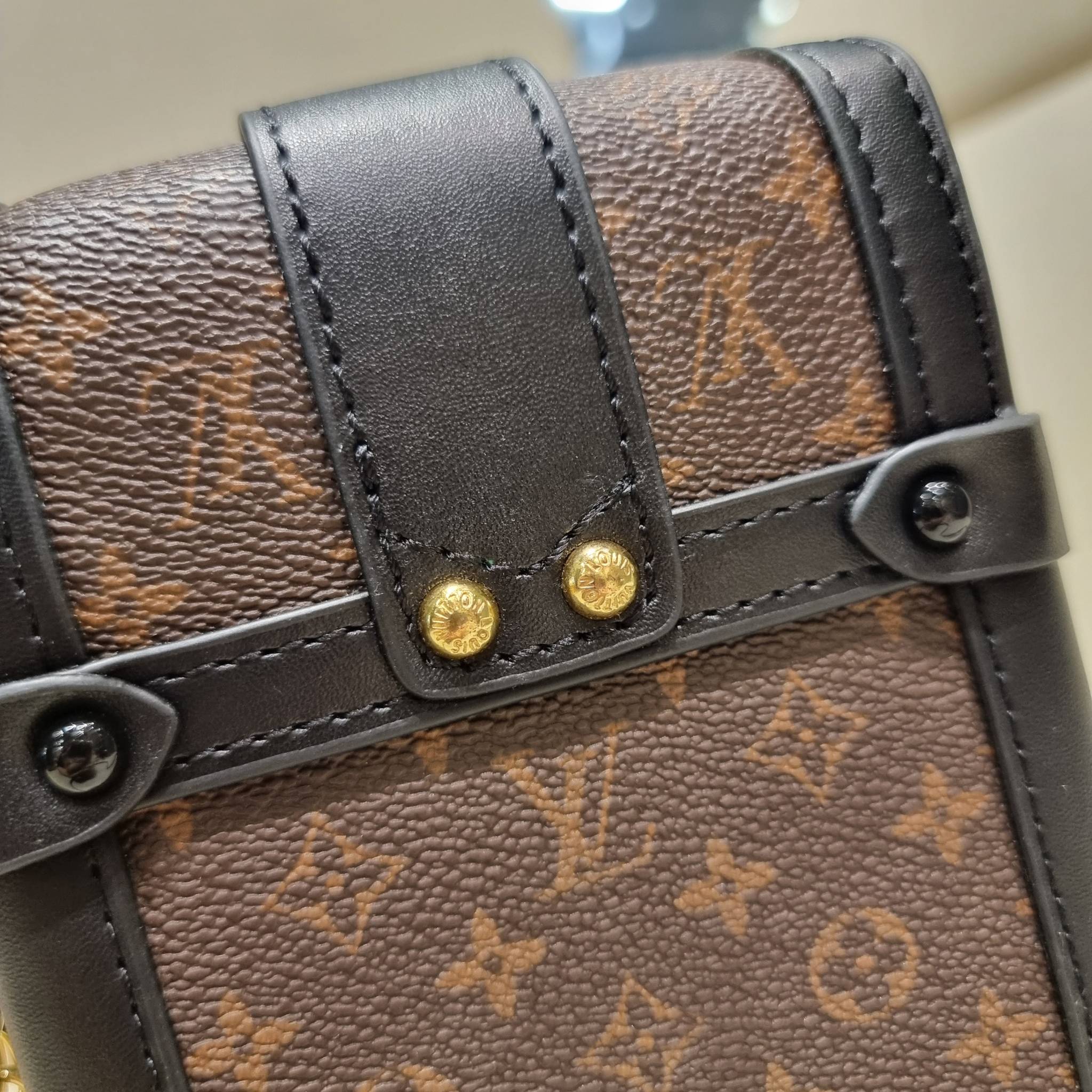 VIP 🥂 LV VERTICAL TRUNK POCHETTE ฮิตไอเท็มที่ใครๆก็อยากครอบครอง กระเป๋าทรงทรังค์ ยูนิเซ็กส์ที่ใช้ได้ทั้งชายและหญิง ด้วยดีไซน์คลาสสิคแฝงดีเทลความเป็นผู้ดี ทำให้ใบนี้ดูโดดเด่นและเป็นเอกลักษณ์ วัสดุหนังแคนวาสสลับหนังแท้ เปิด-ปิดด้วยอะไหล่แบบกดล็อค แน