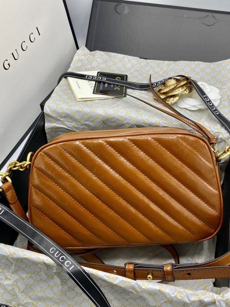 VIP 】หนังแท้ GUCCI GG Marmont small matelassé shoulder bag พร้อมส่งที่ไทย The small GG Marmont chain shoulder bag has a softly structured shape and a zip top closure with the Double G hardware. The chain shoulder strap has a leather shoulder detail. Made 