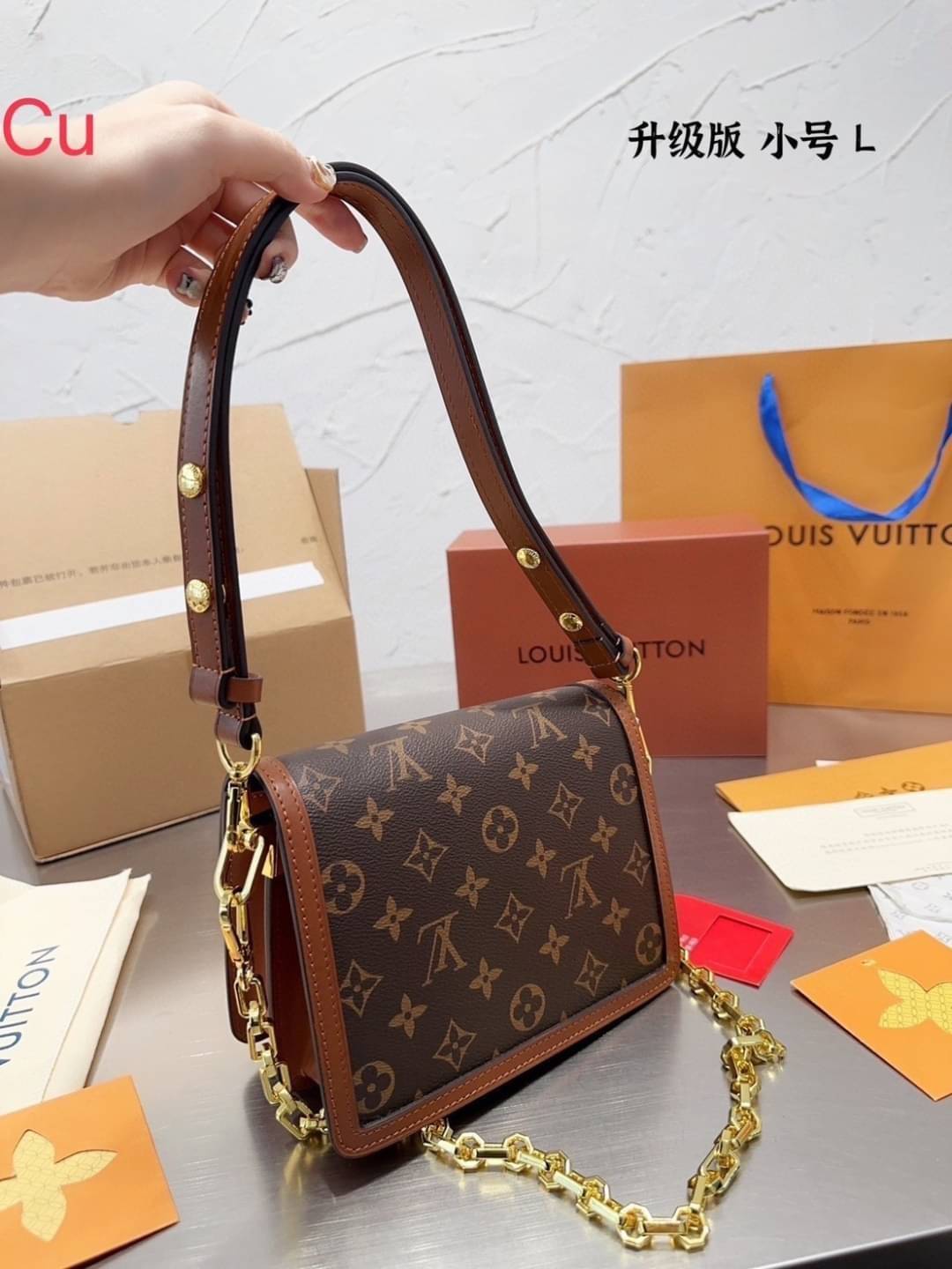LV Dauphine Bag Monogram Canvas กระเป๋าสะพายทรงสุดคลาสสิคลุคคุณนาย โมโนแกรมแคนวาส ส่งท้ายปีแบบสุดหรู ในราคาจับต้องได้ สุดคุ้ม สวยทุกมุมจริงๆ -- [รับตัวแทนกระเป๋า]
