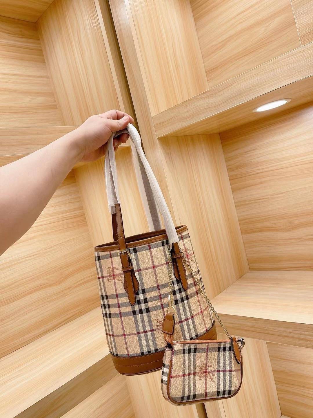 BURBERRY VINTAGE SET BAG VIP GIFT WITH PURCHASE (GWP) **ซื้อ1ได้ถึง2ใบ กระเป๋าถือทรงสวยหรู งานพรีเมี่ยมกิ๊ฟ Limited Edition จากBURBERRY วัสดุหนังPVC สวยหนังนิ่ม ตัดด้วยสายหนังสีน้ำตาลเข้ม **สวยตาแตกกกก มาพร้อมช่องใส่ของขนาดใหญ่ อยกเป็นช่องซิปและช่องใส่ของ