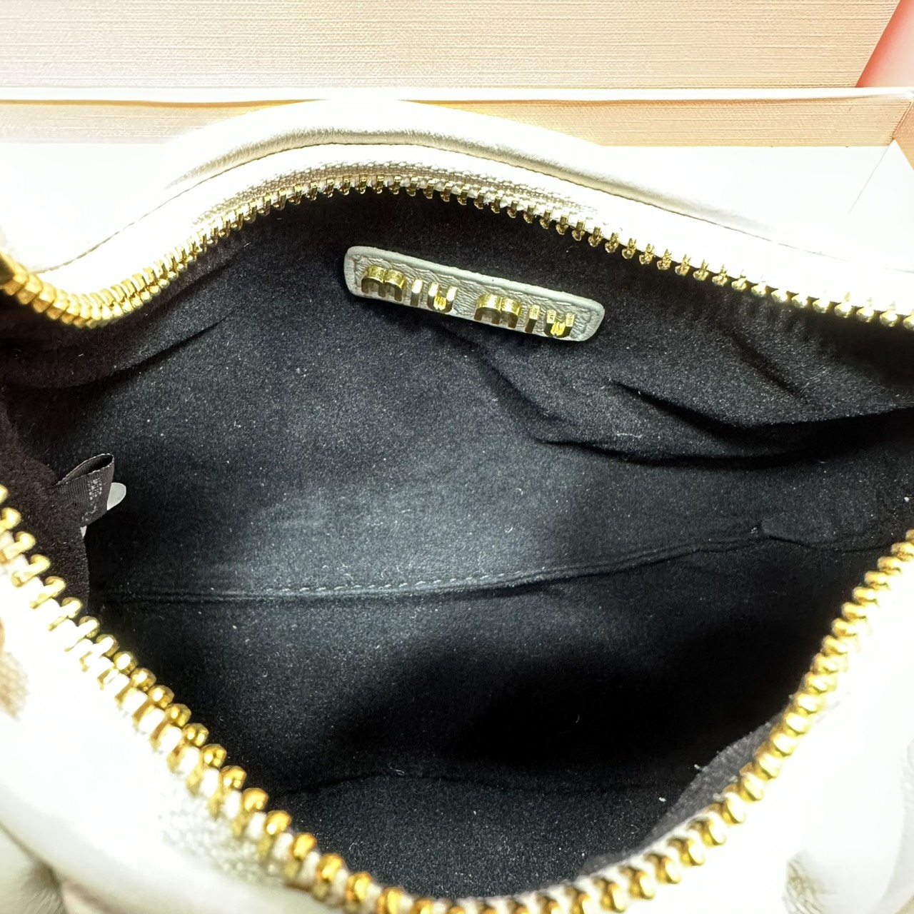 ORI หนังแท้ | MIU MIU Wander matelassé nappa leather hobo bag Small 22cm กระเป๋าสะพายทรงโฮโบ คิ้วท์สุดปัง ลุคลูกคุณหรูหราด้วยดีไซน์จับจีบนูนลวดลายเป็นเอกลักษณ์ หูจับในตัว ถือแบบเลิศๆ หรือจะใส่สายสะพายข้างก็ได้อีกลุค