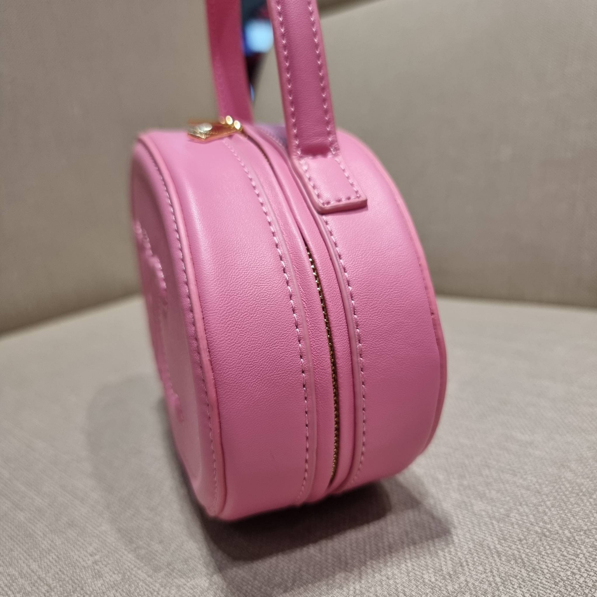 VIP 🥂 CELINE OVAL MINAUDIERE CUIR TRIOMPHE น้องน่ารักม้ากกกก!! น่ารักตะโกนไปเลย!! กับกระเป๋าทรง oval รุ่นแรร์ไอเท็ม ที่หายาก และ sold out ไปหลายรอบ!! น้องใบกะทัดรัด สำหรับสาวๆที่ชอบพกพกของแบบง่ายๆ ให้ชีวิตไม่ยุ่งยาก คล้องแขนใช้งานเก๋ๆ วัสดุหนังสัง