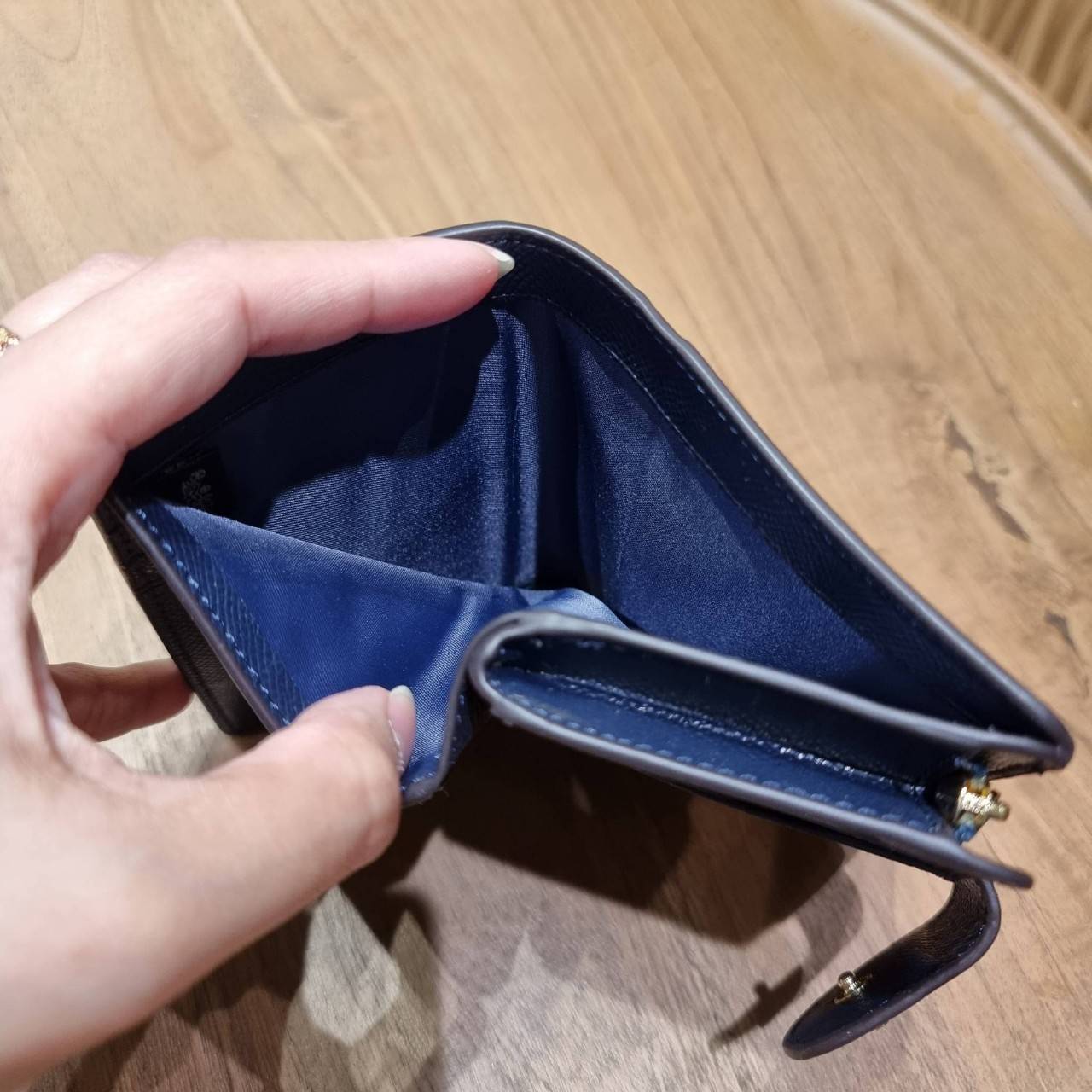 COACH 6390 MEDIUM CORNER ZIP WALLET เดอะเบสท์รุ่นที่สาวๆตามหา!! ดีไซน์ใหม่ สวยสะกด!! กระเป๋าสตางค์ใบกลาง สีคลาสสิค เรียบแต่แฝงความหรู บอกเลยว่ามันละมุนมาก!! ด้วยวัสดุหนัง crossgrain ที่ดูแลรักษาง่าย และยังดูผู้ดี ถือใช้แล้วขับผิวทุกสี ภายในมีช่องใส่บัตรแล