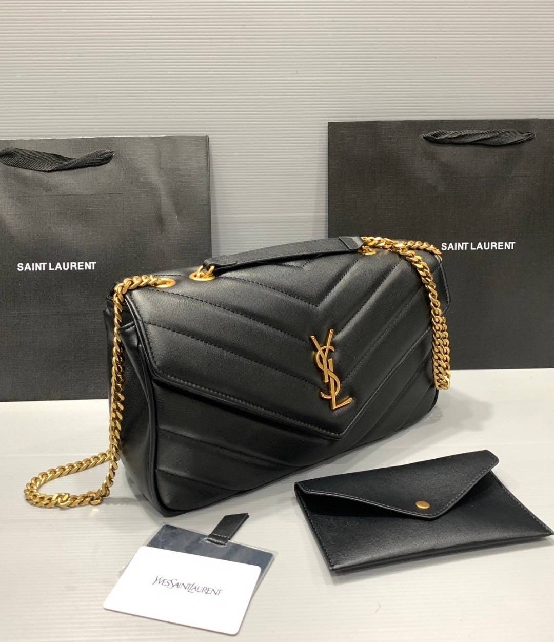 ORI | หนังแท้ 30cm YSL loulou medium in matelassé กระเป๋าสะพายทรงสวยคลาสสิค มาพร้อมใบเล็กใส่การ์ด งานหนังแท้สมผัสนุ่มมือตะเข็บเย็บลายเชฟรอนสวยเป็นเอกลัษณ์ ด้วยดีไซน์เรียบหรู ใช้ได้บ่อยไม่มีเบื่อ