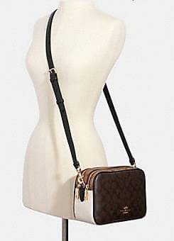 ใครที่รออยู่ห้ามพลาดเลยจร้าา! COACH JES CROSSBODY IN BLOCKED SIGNATURE CANVAS ((1767)) พร้อมส่งอีกครั้ง สินค้าขายดี กระเป๋าสะพายครอสบอดี้ร์หรือสะพายข้างได้ หนังแท้อย่างดีค่ะ 🔺สีหนังของรุ่นนี้ผสมกันได้ลงตัวดูดีมากๆทีเดียวค่ะ กระเป๋าแบบ2ช่องซิป ภายใ