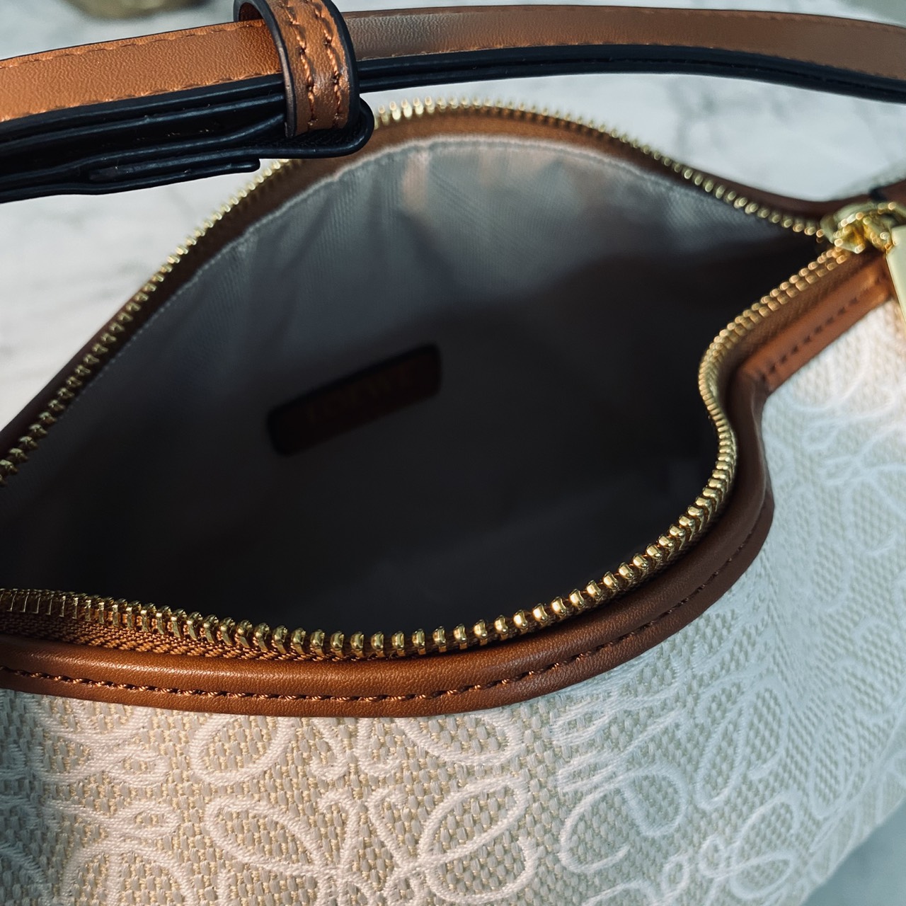 LOEWE Cubi Small Logo Canvas Top Handle Bag กระเป๋าทรงสวยดีไซน์ยอดฮิตประจำปีเลย! ปักโลโก้แบรนด์บนผ้าทั้งใบเป็นเอกลักษณ์ หูจับปรับได้ สวยหรูวินเทจ