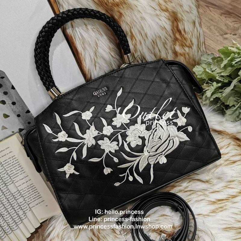 GUESS WOMAN CROSS BODY BAG กระเป๋าถือ/สะพายรุ่นใหม่ล่าสุดจาก GUESS FACTORY หนังสวยอยู่ทรงขนาดกำลังดี น้ำหนักเบา ด้านหน้าประดับโลโก้แบรนด์เปิดปิดด้วยซิปสะดวกใช้ ด้านข้างมีกระดุมปรับขยาย ภายในมีโลโก้ ช่องซิปและช่องใส่ของ ซับในพิมพ์แบรนด์ ใส่กระเป๋าสตางค์ มื