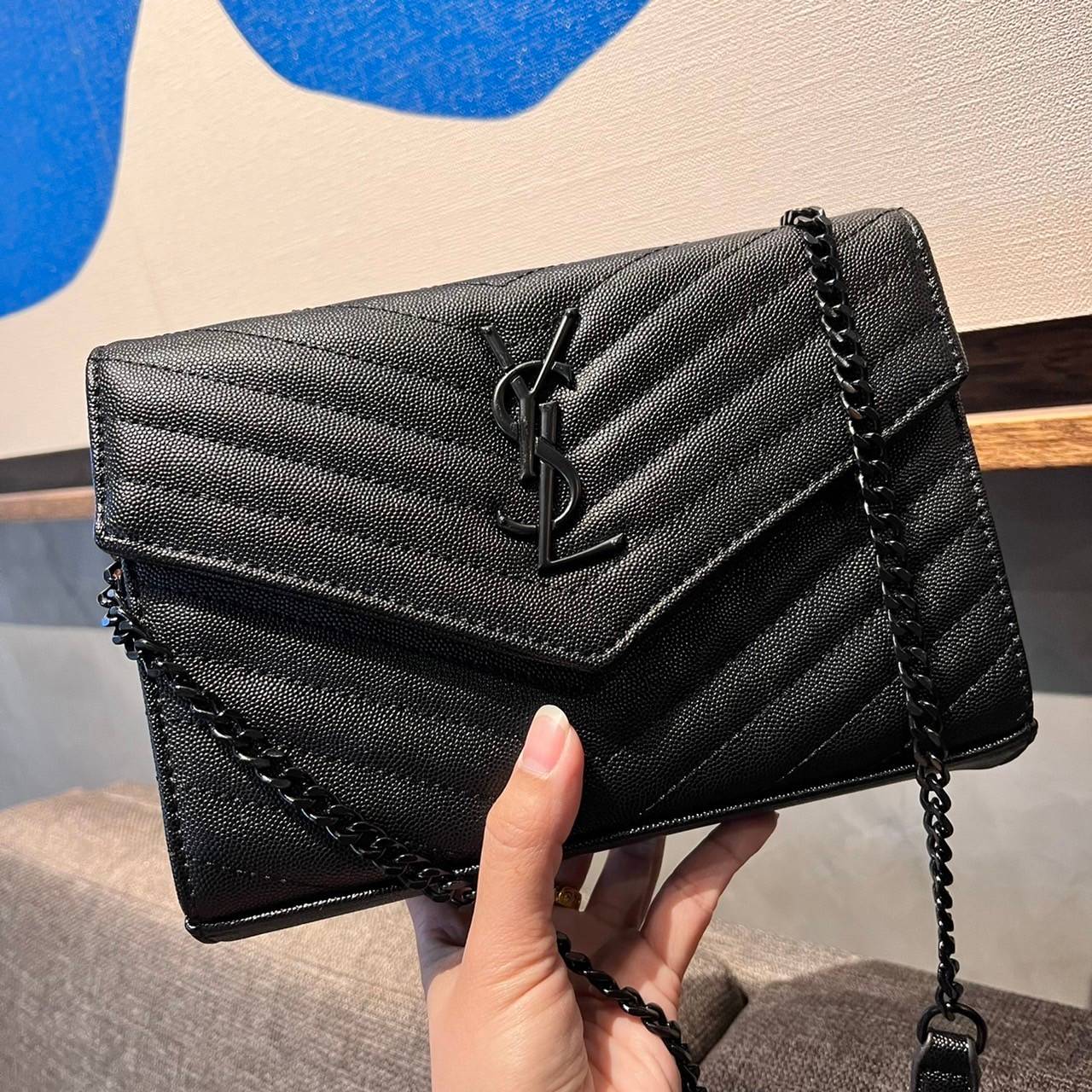 ไม่เคยผิดหวังจริงๆ!! กับรุ่นที่สาวๆรู้กัน Yves Saint laurent clutch bag with chain กระเป๋าสะพายทรง woc สุดฮอต ดีไซน์เรียบหรู โดดเด่นด้วยโลโก้ด้านหน้า เพิ่มดีเทลความผู้ดี วัสดุหนัง pepble ทนทาน ใช้งานง่ายเพียงแค่เปิด-ปิดด้วยกระดุมแม่เหล็ก ภายในแบ่งสัดส่วนไ