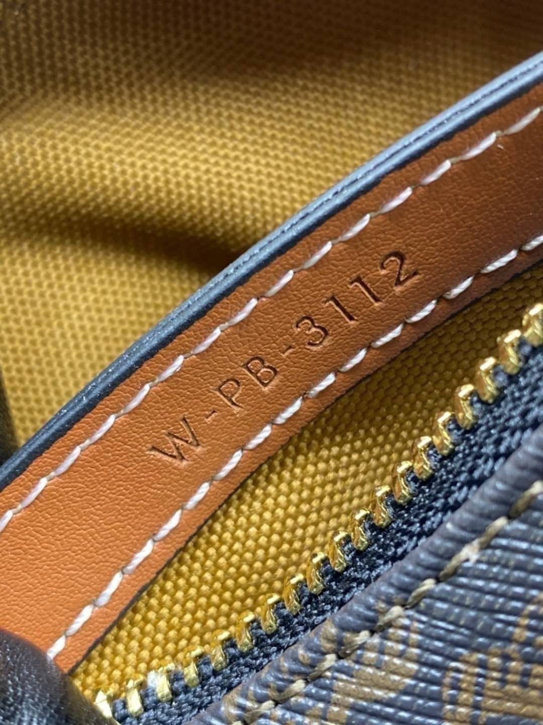 หนังแท้ CELINE AVA / CELINE Vintage Classic Ava bag 1 ใน คอลเลคชั่น “Triomphe Canvas” มาพร้อมสายสะพายไหล่ที่ปรับความยาวได้ และเนื่องจากช่วงล่างของกระเป๋ามีขนาดใหญ่กว่าช่วงบน จึงทำให้ไม่เสียทรงเมื่อเราใส่สิ่งของอย่างกระเป๋าสตางค์หรือโทรศัพท์มือถือ หากดูภาพ