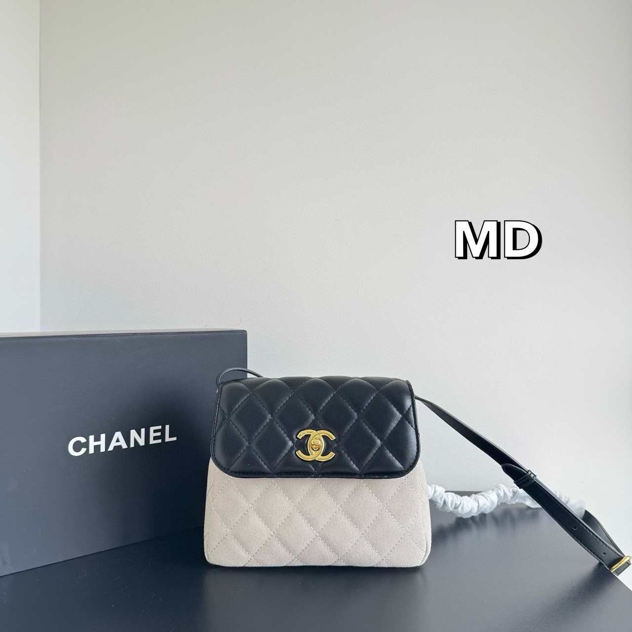 Chanel 25a Suede Mini Crossbody Bag กระเป๋าสะพายคลาสสิก ดีไซน์ทูโทนสุดไอคอนิก ฝาพับหนังตัวกระเป๋าหนังกลับสวยหรูลงตัว ไซส์มินิน่ารักน่าใช้
