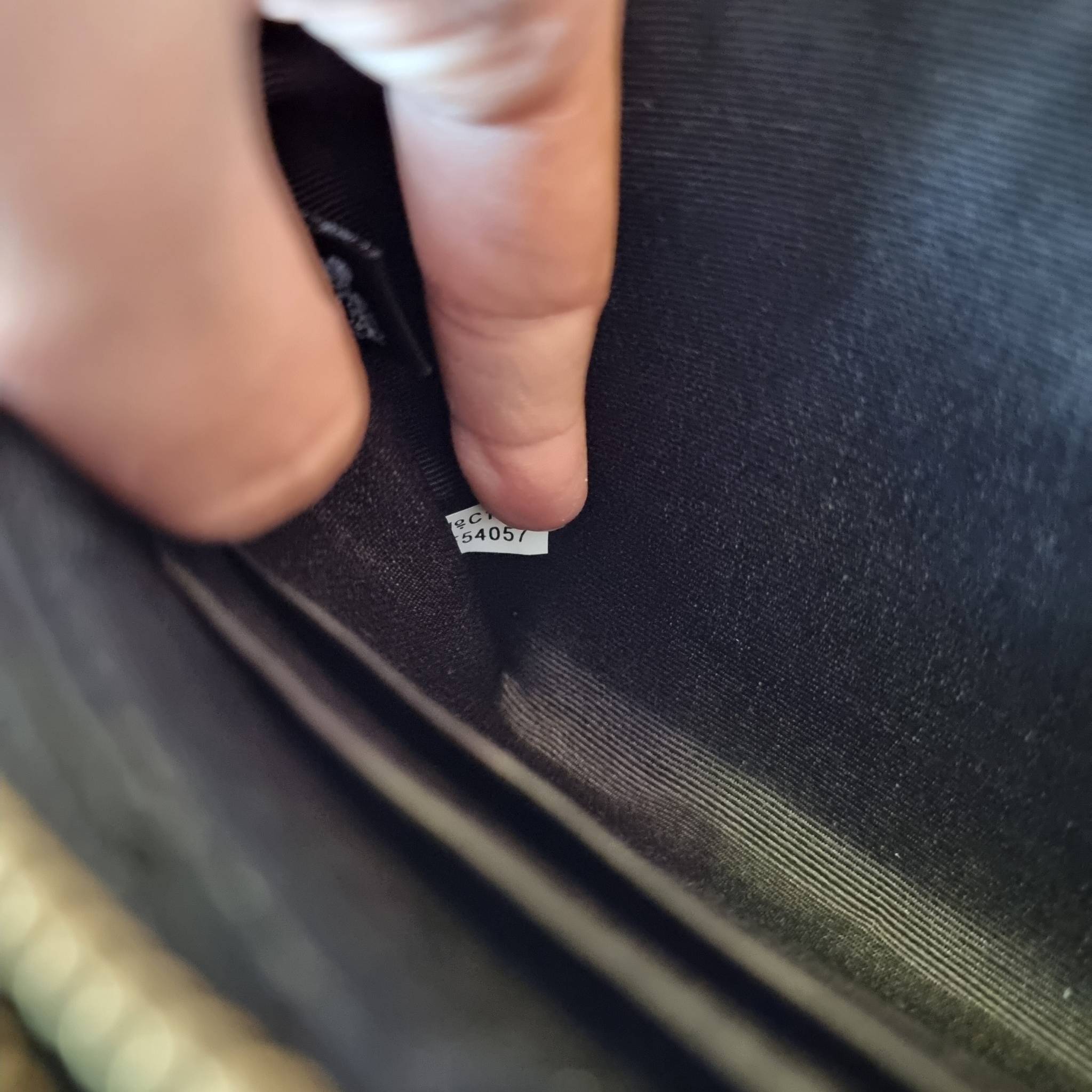 COACH F54057 DOUBLE ZIP WALLET IN SIGNATURE กระเป๋าคล้องมือ size L ใบนี้ใส่มือถือได้ทุกรุ่น ขนาดกำลังดี พกพาสะดวกมากๆ วัสดุหนังสังเคราะห์ ภายในเป็นผ้าสีสวยคม ใส่ธนบัตร ใส่บัตรได้เยอะ ใส่มือถือได้สบายๆทุกรุ่น ตอบโจทย์สาวๆที่ไม่ชอบพกเยอะวุ่นวายจ้า ใบนี้เอาอ