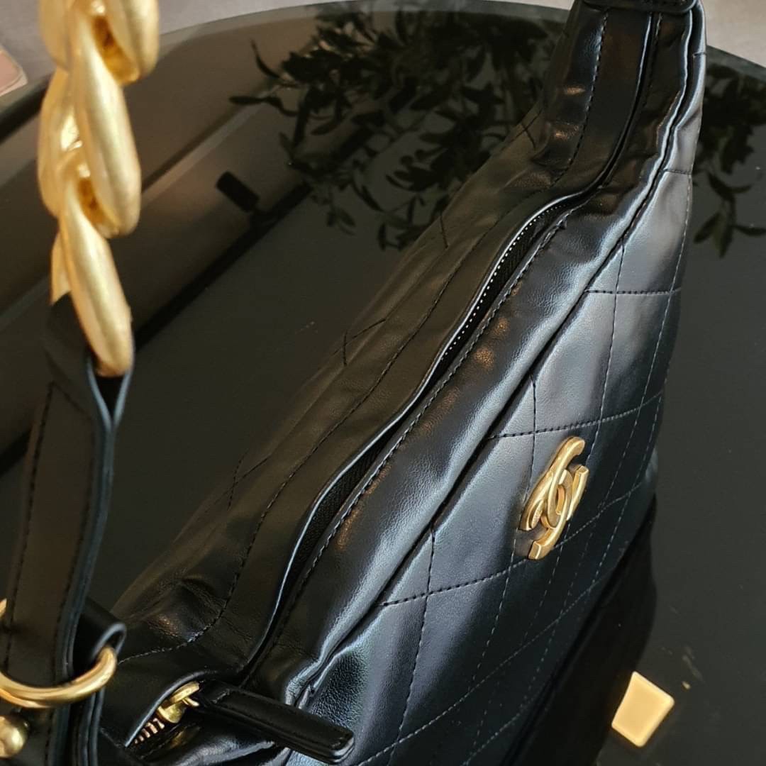 Chanel Hobo Bag รุ่นใหม่ล่าสุด ทรงที่สาวๆรอคอย CHANEL LEATHER TOTE BAG ทรงสวยเรียบหรู เนื้อหนาดีมาก อะไหล่ทองวินเทจ ประดับโลโก้แบรนด์สุดหรู