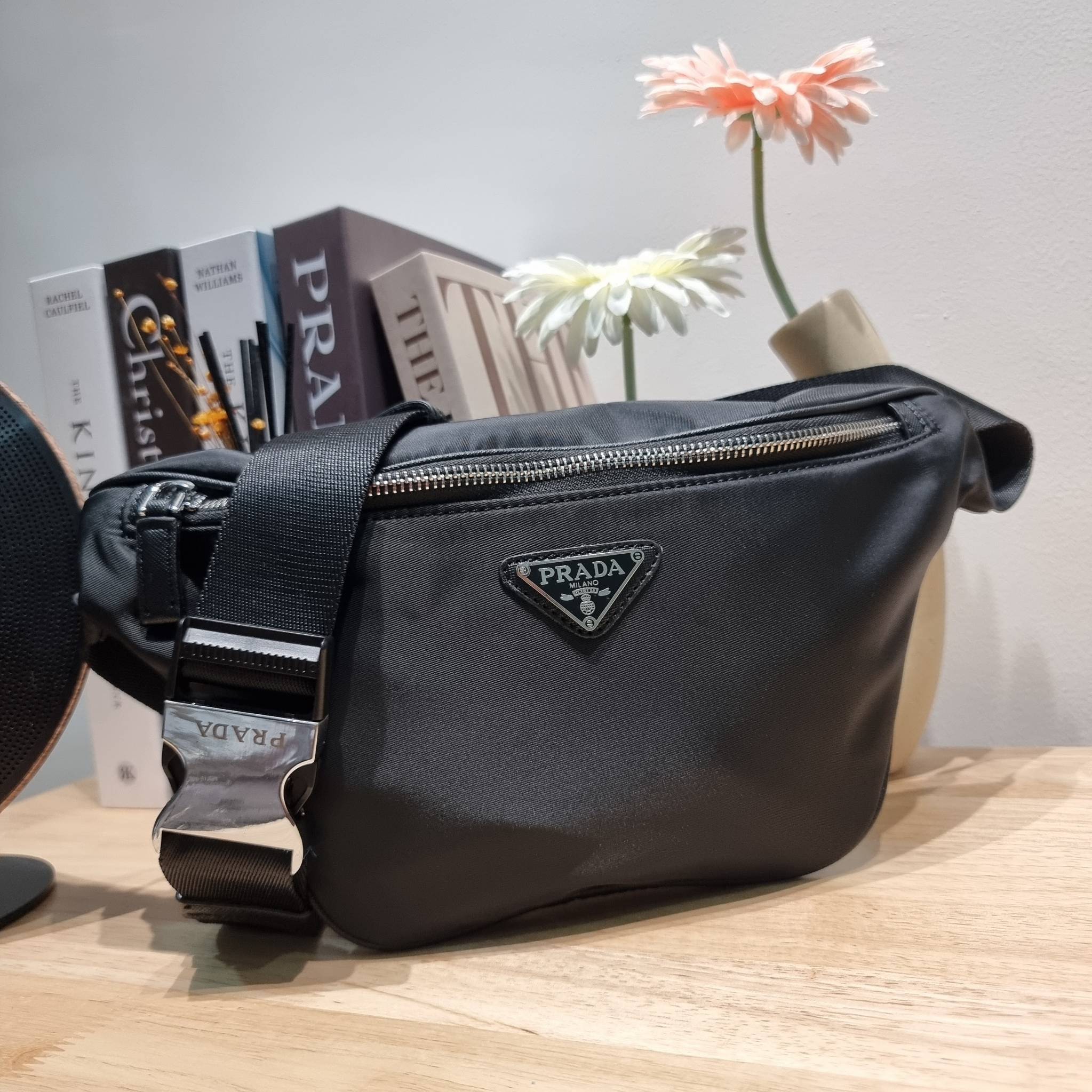 PRADA NYLON BUM BAG / PRADA Nylon Belt Bag กระเป๋าคาดอก รุ่นยอดฮิต ที่ใครๆก็ตามหา ด้วยดีไซน์คลาสสิค ใช้งานง่าย คล่องตัวสุดๆ เปิด-ปิดด้วยซิป ภายในโล่งกว้าง