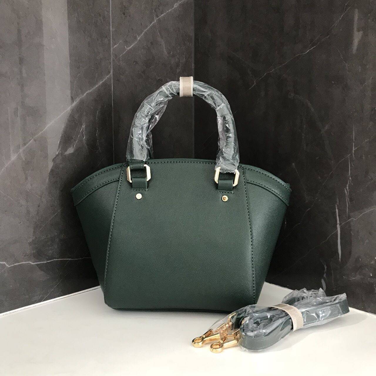 CHARLES & KEITH CITY BAG กระเป๋าถือหรือสะพาย ตั้งอยู่ทรงสวย มีโลหะรองฐาน เปิดปิดด้วยซิปเดียว ภายในมี 2 ช่องเล็กด้านหน้าประดับด้วยกระจกทรงกลม ใช้งานได้จริง ปั้มโลโก้แบรนด์ มาพร้อมสายสะพายยาว ปรับระดับและถอดสายได้ หูพับลงได้ น้ำหนักเบา ต้องมีไว้ครอบครองสักใ