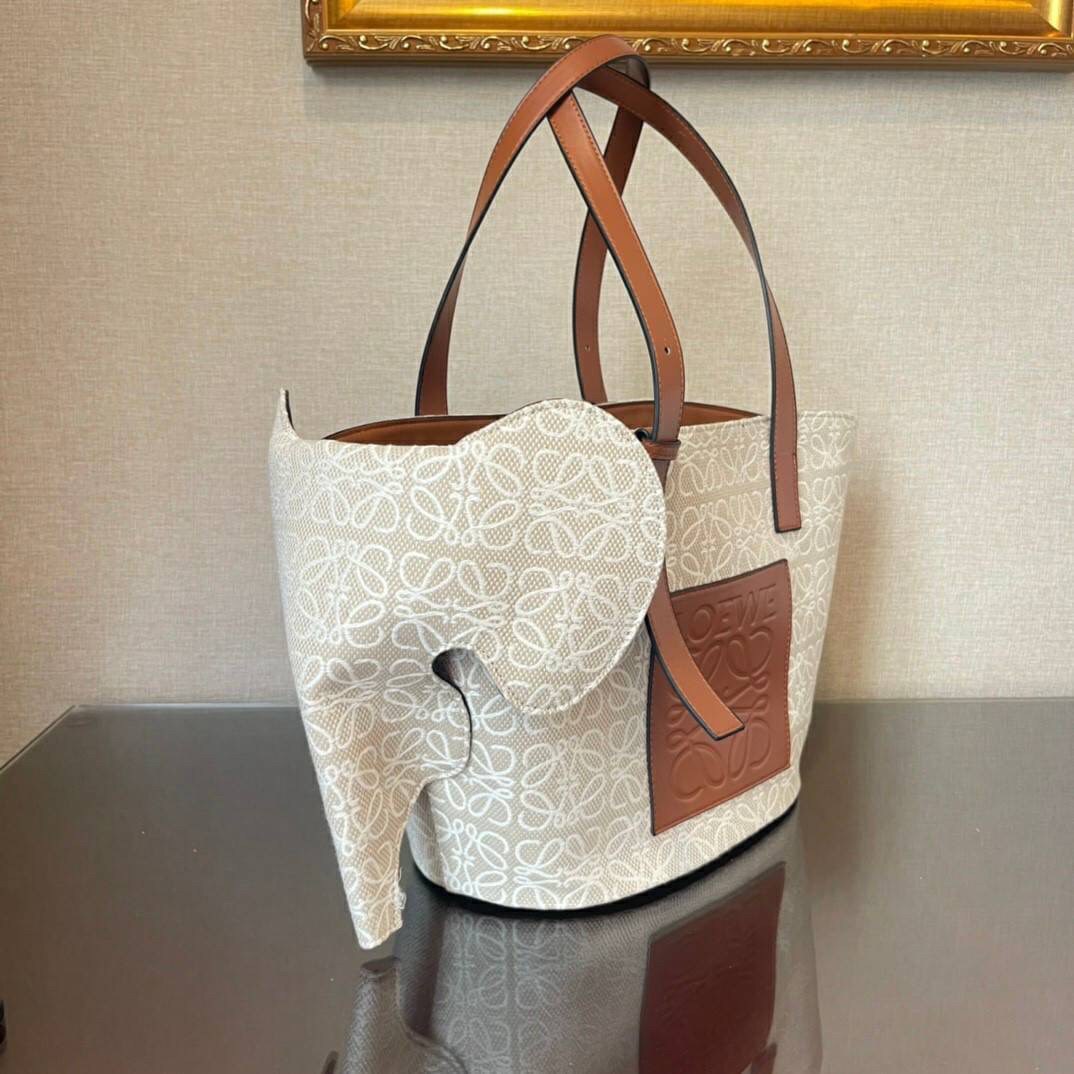LOEWE Canvas Elephant Bag In Anagram Print คอลเลคชั่นใหม่ล่าสุดเลยค่ะ น้องช้างน่ารักมากมาย งานแบรนด์หรูจากประเทศสเปน โลเอเว่ (LOEWE) กระเป๋ารูปทรงช้างเป็นเหมือนหนึ่งในซิกเนเจอร์ของแบรนด์ ดีไซน์คงเอกลักษณ์วัสดุ Anagram Canvas Jacquard Fabric ผสมผสานกับหนัง
