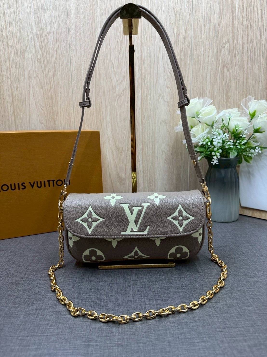 ORI หนังแท้ | LV Ivy chain wallet Bag กระเป๋าสะพายใบเล็ก ดีไซน์กระเป๋าสตางค์โซ่ โดดเด่นด้วยลาย Monogram Reverse Canvas เอกลักษณ์ของ Maison มอบลุคใหม่สดใส