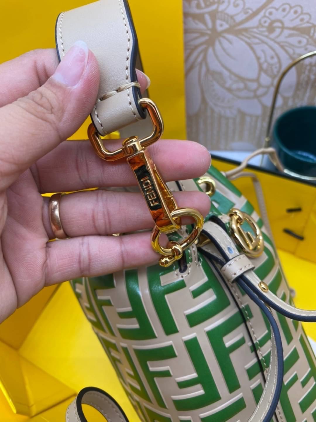 FENDI Mon Tresor Brown leather mini bag / FENDI Bucket Bag กระเป๋าสะพายทรงบัคเก็ต ไซส์มินิ รุ่นยอดนิยม