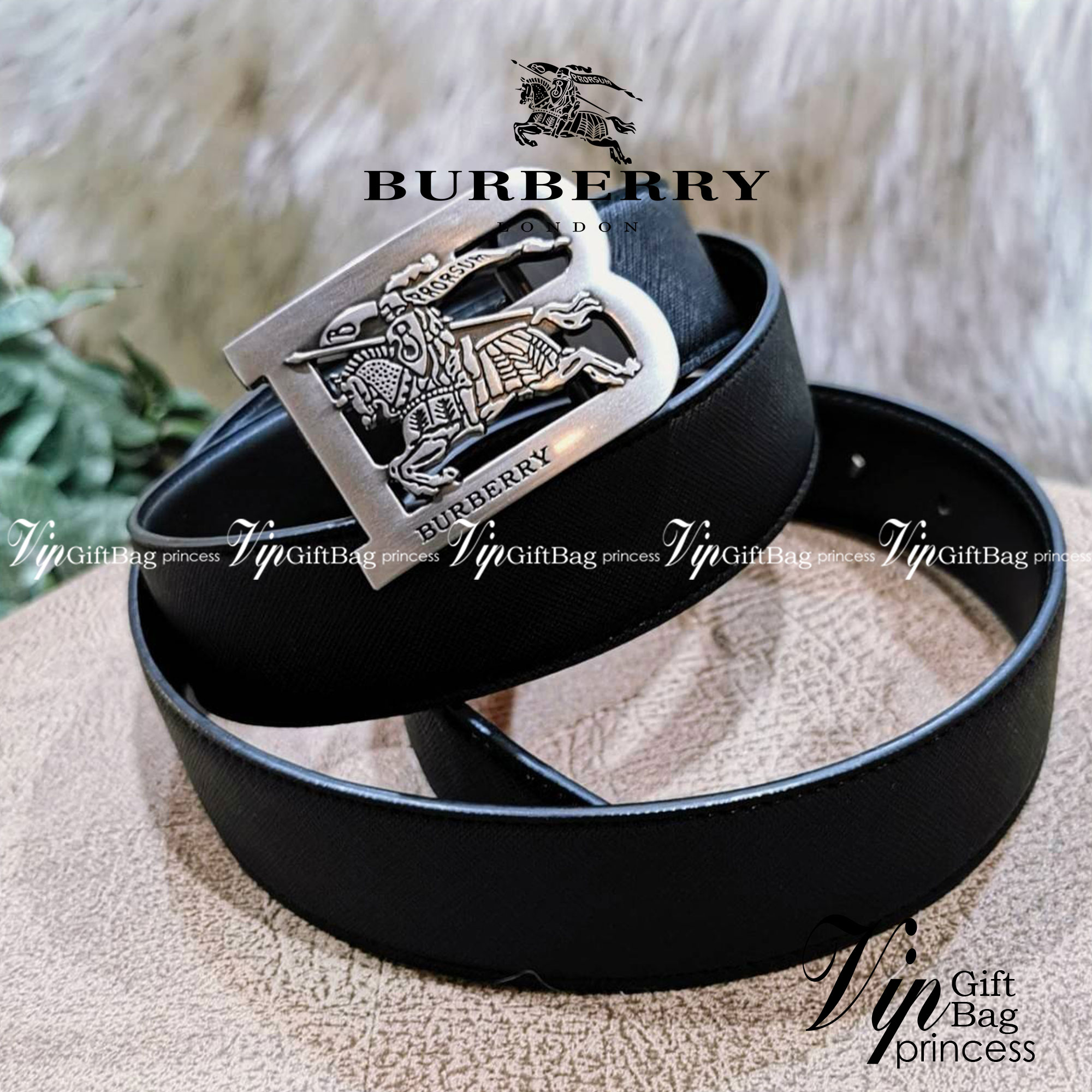Burberry Leather Belt VIP Gift With Purchase (GWP) เข็มขัดหนังแท้ดีไซน์สวยหรูคลาสสิคพรีเมี่ยมกิ๊ฟ Limited Edition จาก Burberry DutyFree Counter โดดเด่นที่หัวเข็มขัดโลโก้แบรนด์พร้อมสายเข็มขัดหนังแท้ Saffiano สีดำสุดคลาสสิคเอ้าได้กับทุกชุดไม่มีเอ้าท์ ใน Ori