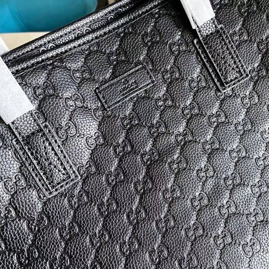 หนังแท้ Gucci GG Supreme black tote Shopping Bag กระเป๋าทรง neverfull ยอดฮิต รุ่นนี้ใช้หนังเยอะมาก คุ้มสุด งานหนังแท้เมื่อกระทบแสงขึ้นเงาสวยมากๆ ค่ะ สวยหรู จุของได้เยอะ ภายในโล่งกว้าง limited ที่สุด ไม่ควรพลาดเลยค่าาา