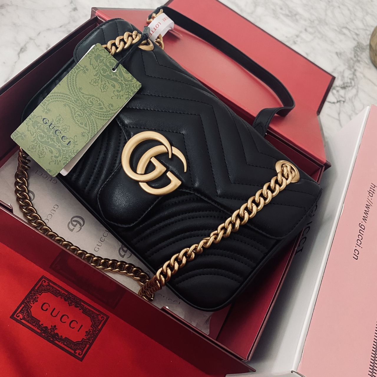 GUCCI GG Marmont Small Shoulder Bag กระเป๋าสะพายรุ่นคลาสสิค แต่งโลโก้สีทองโดดเด่น สวยหรูดูแพงขับผิว อัพลุคได้สบายๆ ด้านหลังดีไซน์รูปหัวใจ 🖤