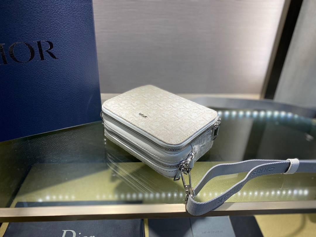 หนังแท้ DIOR POUCH WITH SHOULDER STRAP Oblique Jacquard พร้อมส่งที่ไทย งานหนังแท้และผ้าแจ็คการ์ดออริจินอล ภาพสินค้าถ่ายจากงานขายจริง ใช้งานต่างประเทศได้