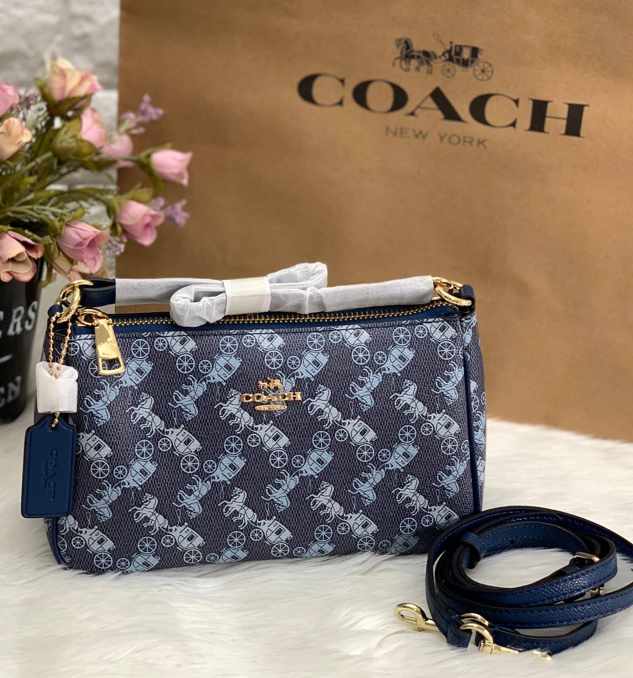 COACH POUCH HORSE AND CARRIAGE PRINT ((36674)) รุ่นแนะนำ ได้ไปไม่ผิดหวังแน่นอนค่ะ! กระเป๋าหิ้ว//สะพายไหล่//สะพายข้างได้ วัสดุ pvc นิ่มอย่างดี ลายรถม้าทั้งใบ สวยงามค่ะ เปิดปิดกระเป๋าแบบซิป ภายในสามารถใส่กระเป๋าเงินใบยาวได้;ของจำเป็นได้ครบค่ะ มีช่องเล็กให้ใ