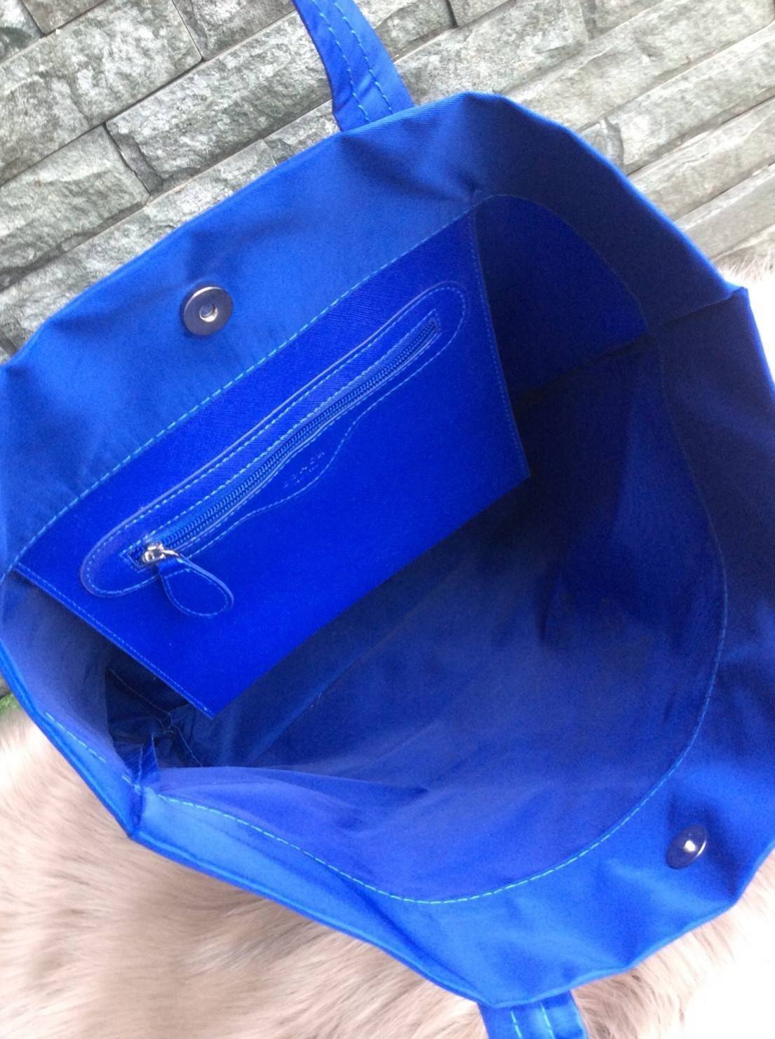 COACH nylon tote bag กระเป๋าสะพายทรง tote วัสดุ nylon หูหิ้วหนัง+ nylon ด้านหน้าปั๊ม logo brand เปิดปิดด้วยกระดุมแม่เหล็ก ภายในกว้าง ใส่ A4 ได้ และมีช่องซิปเล็กใส่ของจุกจิก ใบนี้จุได้เยอะ ทนทานทำความสะอาดง่ายค่ะ สวยทุกสีค่ะ