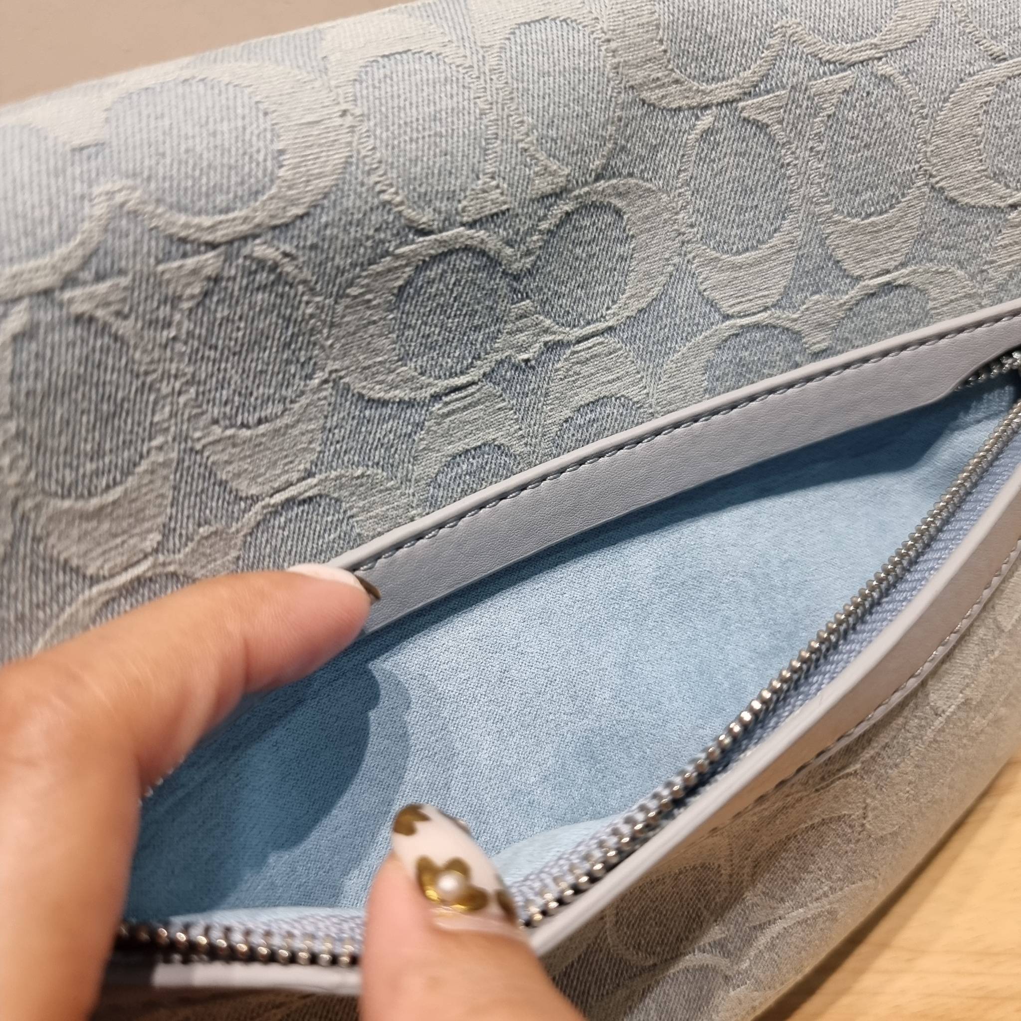 COACH CJ854 SOFT TABBY SHOULDER BAG IN SIGNATURE DENIM ฉุดไม่อยู่แล้วจริงๆกับไอเท็มนี้ ที่ร้อนแรงแบบปังๆไปเลย!! กระเป๋าสะพายไหล่/สะพายข้าง ดีไซน์วินเทจย้อนยุค สวยคมชัด คลาสสิคใช้ได้ทุกลุค