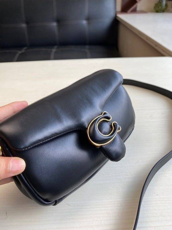 Coach Pillow Tabby Shoulder Bag 18 หนัง nappa หนานิ่ม นุ่มมากๆ รุ่นใหม่ล่าสุดค่ะ! พร้อมโลโก้รุ่นใหม่ด้วยเช่นกัน เพิ่มความหรู ดูดีเข้าไปอีกค่ะ เปิดปิดกระเป๋าแบบกระดุมแมาเหล็ก ภายในมีช่องใส่ของสองช่อง; สามารถใส่กระเป๋าเงินใบสั้นได้;พาสปอร์ตได้;มือถือได้ ค่ะ