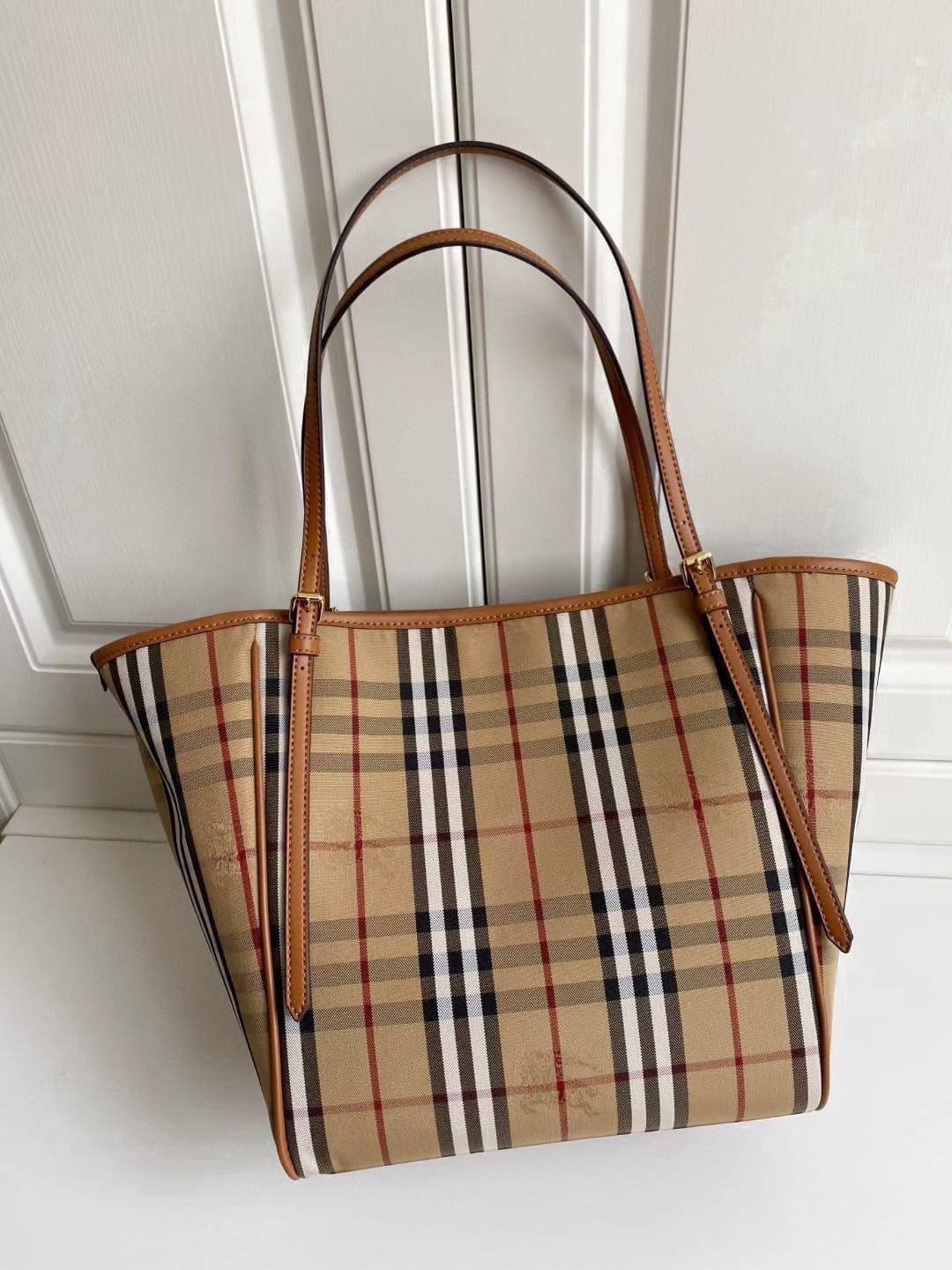 BURBERRY TOTE VINTAGE BAG VIP GIFT WITH PURCHASE (GWP) พรีเมี่ยมกิ๊ฟ Limited Edition จากBURBERRY วัสดุหนังCANVASสลับหนัง เปิดปิดด้วยกระดุมแม่เหล็ก ภายในมีช่องใส่ของโล่งกว้าง