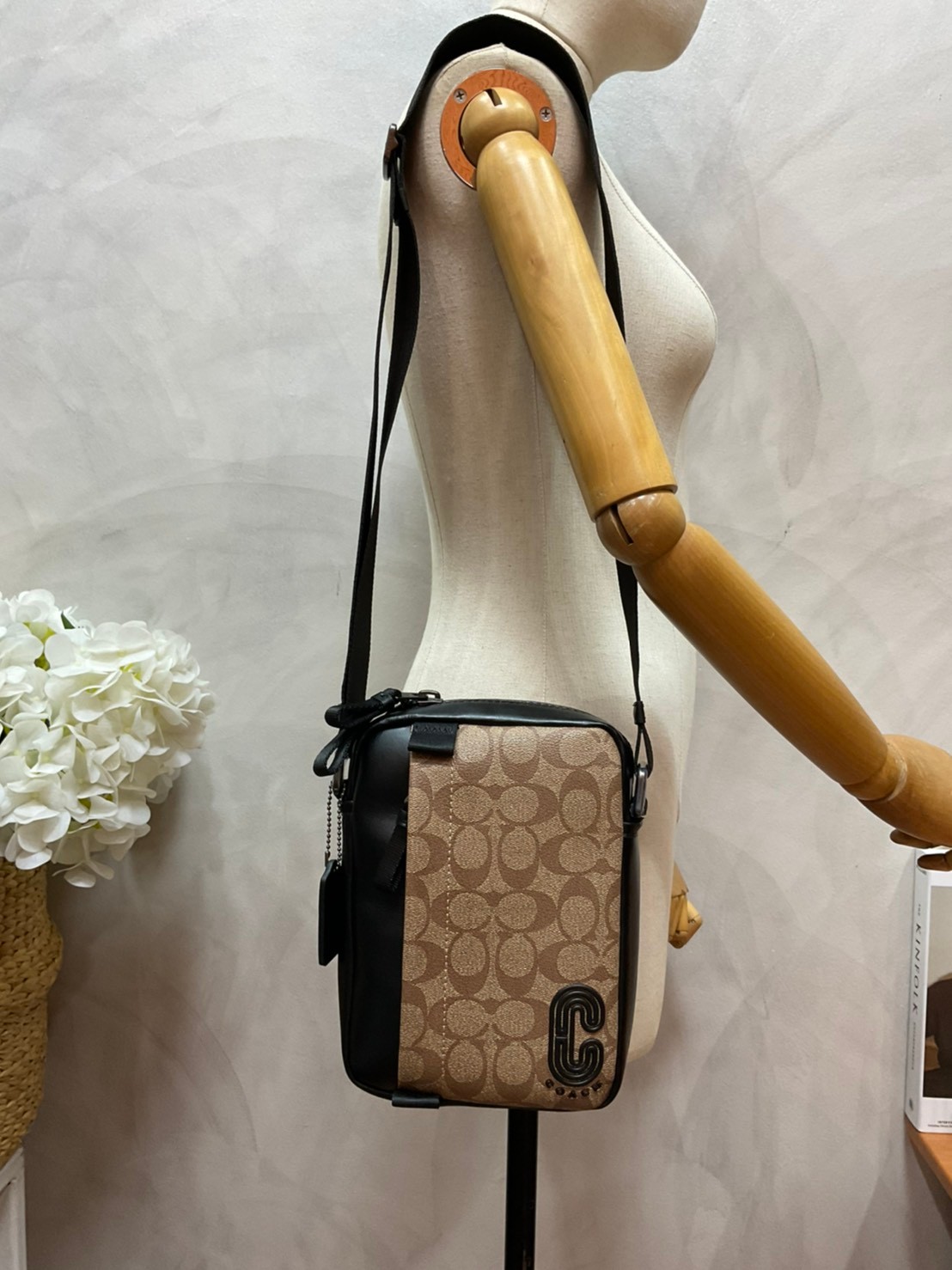 COACH NORTH/SOUTH EDGE CROSSBODY (COACH 5626) IN SIGNATURE CANVAS (COACH 6788) กระเป๋าสะพายผู้ชาย กระเป๋าสะพายรุ่นใหม่ ชนช็อป (!!)รุ่นหายาก สี COBALT MULTI วัสดุทำจาก หนังลูกวัวแท้ เนื้อเรียบ พิมพ์ลาย ขนาดกำลังดี