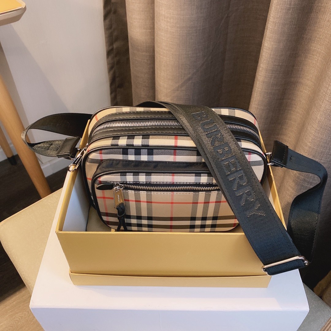 พรีเมี่ยมกิ๊ฟแท้ 100% 】สำหรับคุณผู้ชาย มีมาให้ช็อปแล้วค่ะ!!! 🇬🇧 NEW ARRIVAL! BURBERRY CROSSBODY BAG VIP GIFT WITH PURCHASE (GWP) พรีเมี่ยมกิ๊ฟ Limited Edition