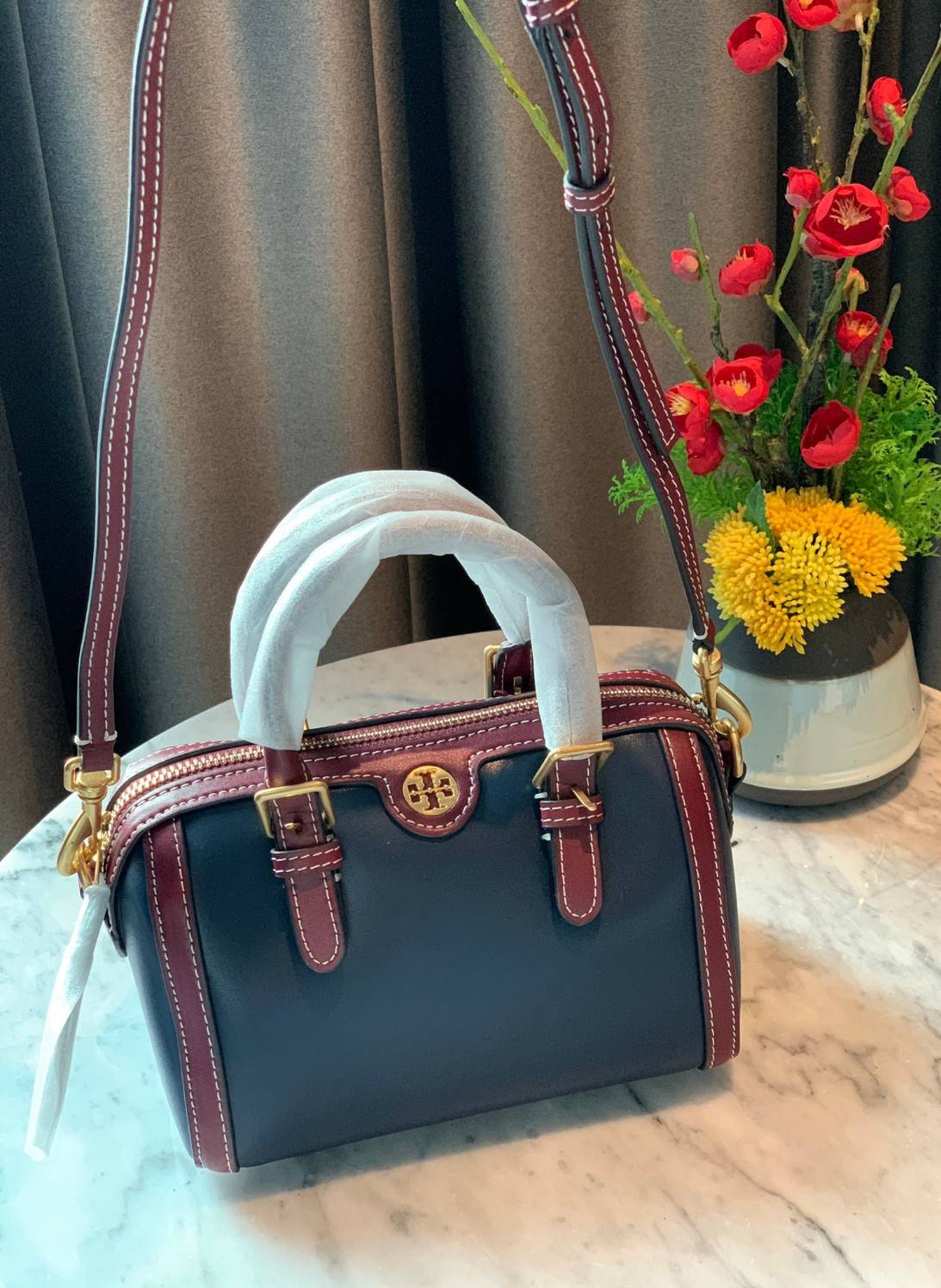 TORY BURCH T Monogram Color-block Barrel Duffle พร้อมส่งที่ไทย สวยก่อนใคร ใบใหญ่ ใส่จุไปเลยจ้าา😘 ✔️กระเป๋าทรงหมอน วัสดุหนังแท้ชั้นดีที่สุด หนังเรียบนิ่มสวย ✔️เปิดปิดกระเป๋าด้วยซิปคู่แบบมีหนังห้อย ภายในกว้างมากสำหรับไซด์นี้ หายห่วงไปเ