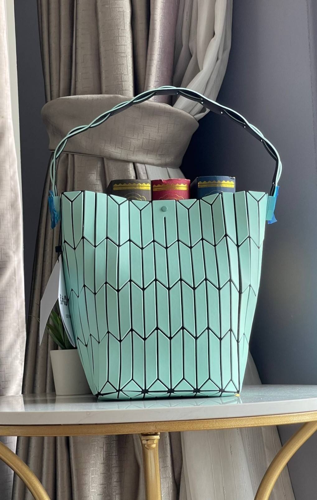 Baobao Issey Miyake Large Bucket กระเป๋าบัคเก็ตขนาดใหญ่สามารถใช้ใส่ร่มพับได้หรือขวดน้ำขนาดเล็กได้ ซีรีย์ใหม่นี้มีจุดเด่นที่แผ่นรูปทรงสี่เหลี่ยมด้านขนานในแนวตั้ง