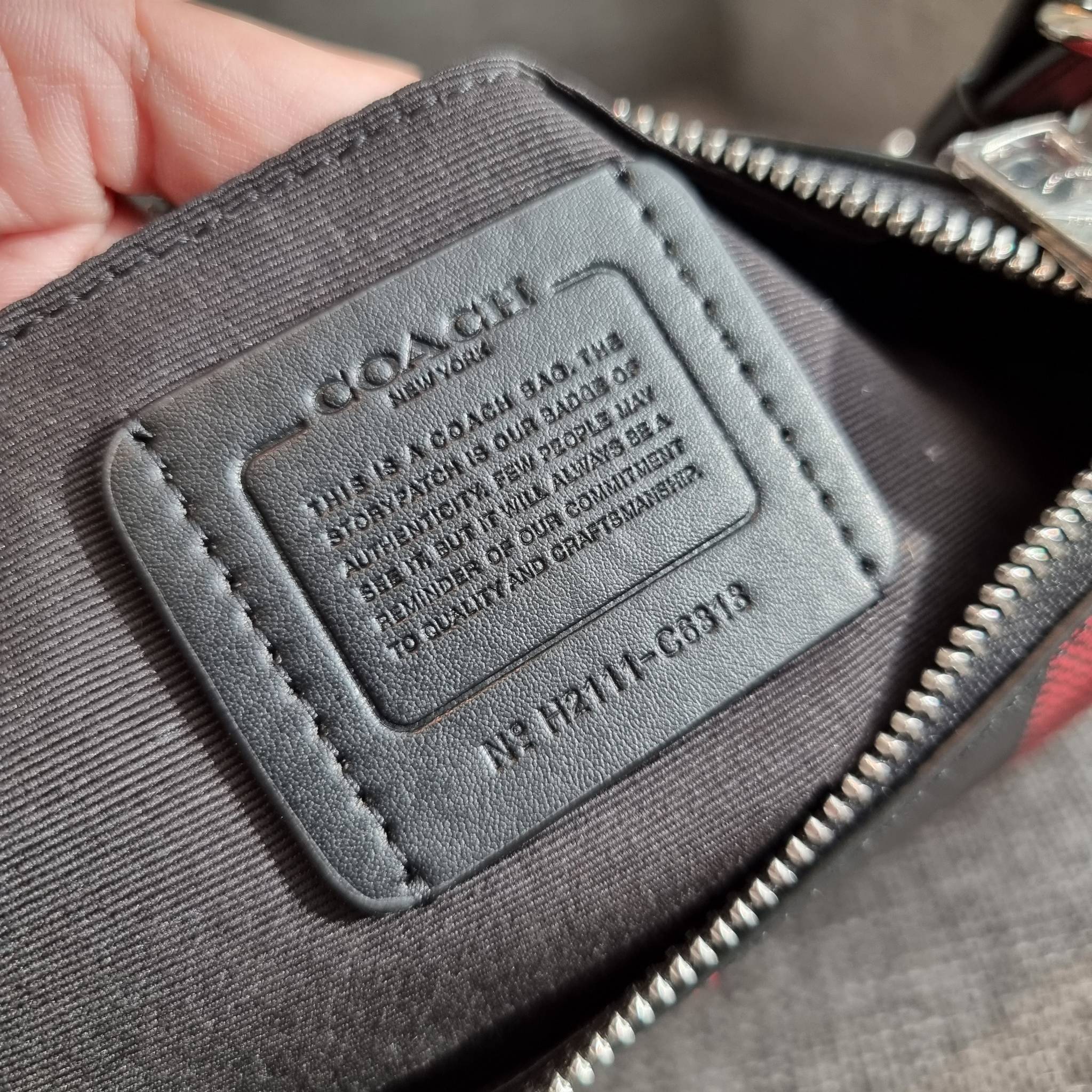 OUTLET 】COACH C6818 JES BAGUETTE WITH BUFFALO PLAID PRINT คอลเลคชั่นใหม่ล่าสุด พร้อมเสิร์ฟความสวยถึงบ้านเช่นเคย!! กระเป๋าสะพายทรงบาแกตต์ ดีไซน์ย้อนยุค ที่แอบแฝงความเรียบหรูดูแพงอยู่ในตัว โดดเด่นด้วยสายสะพายเส้นใหญ่ โทนสีคอนทราส ทำให้ไอเท็มนี้ดูมีลูกเล่นมา