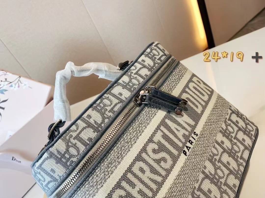 DIOR TRAVEL VANITY CASE Oblique Embroidery กระเป๋าใส่เครื่องสำอางค์ สวยคลาสสิคขนาดกำลังดี พกพาสะดวก ใช้งานง่ายสุดๆ วัสดุงานทอละเอียดคุณภาพดี ภายในเป็นช่องโล่ง ใบจริงงานสวยเกินเบอร์!! สวยงามเกินราคา ไม่ผิดหวังจ้า