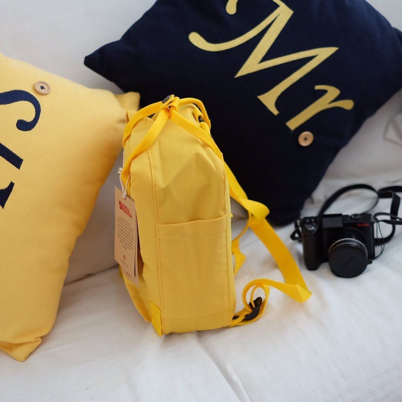 Kanken backpack กระเป๋าเป้สุดฮิต คุณสมบัติมีความทนทานสูงและสามารถกันน้ำ ทำจากเส้นใยพิเศษ เรียกว่า Vinylon-F มีซิปกลางที่เปิดเข้าไป ส่วนข้างในกระเป๋า ด้านในจะมีโฟมสำหรับรองแผ่นหลัง สะพาย สะพายสบายค่ะ เหมาะเป็นกระเป๋าเป้ที่สะพายไปโรงเรียน วันว่างสบายๆ หรือเ