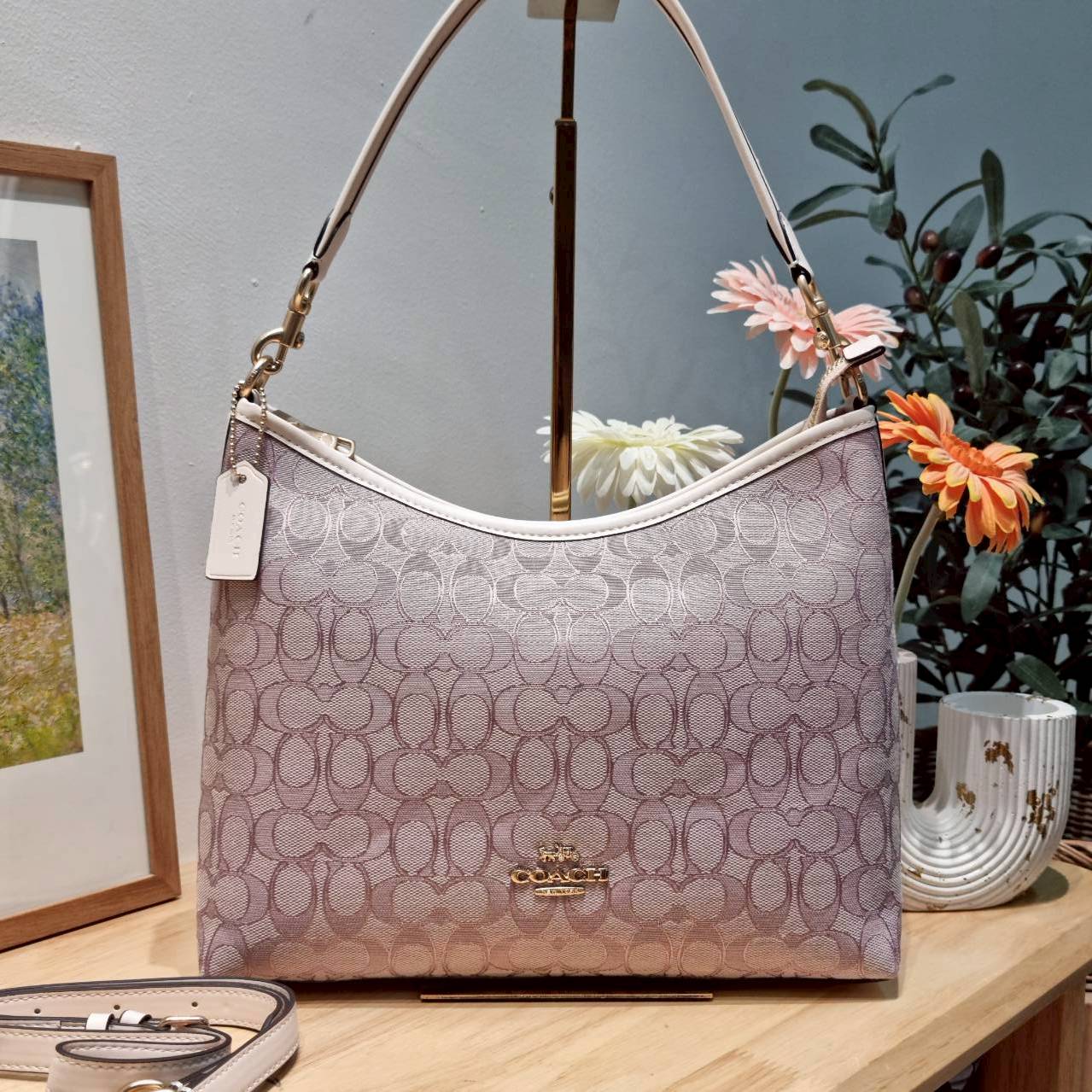 ORI หนังแท้ | Coach Laurel Signature shoulder bag กระเป๋าสะพายทรงโท้ท มาใหม่ในโทนสีน่ารักสุดจะคิวท์ มีให้ทั้งสายคล้องไหล่ และสายสะพายข้าง ใช้แมทช์ได้กับทุกลุคทุกสไตล์ ภายในเป็นช่องโล่ง มีซิปและช่องย่อย จุของได้เยอะกว่าที่เห็นมากๆ