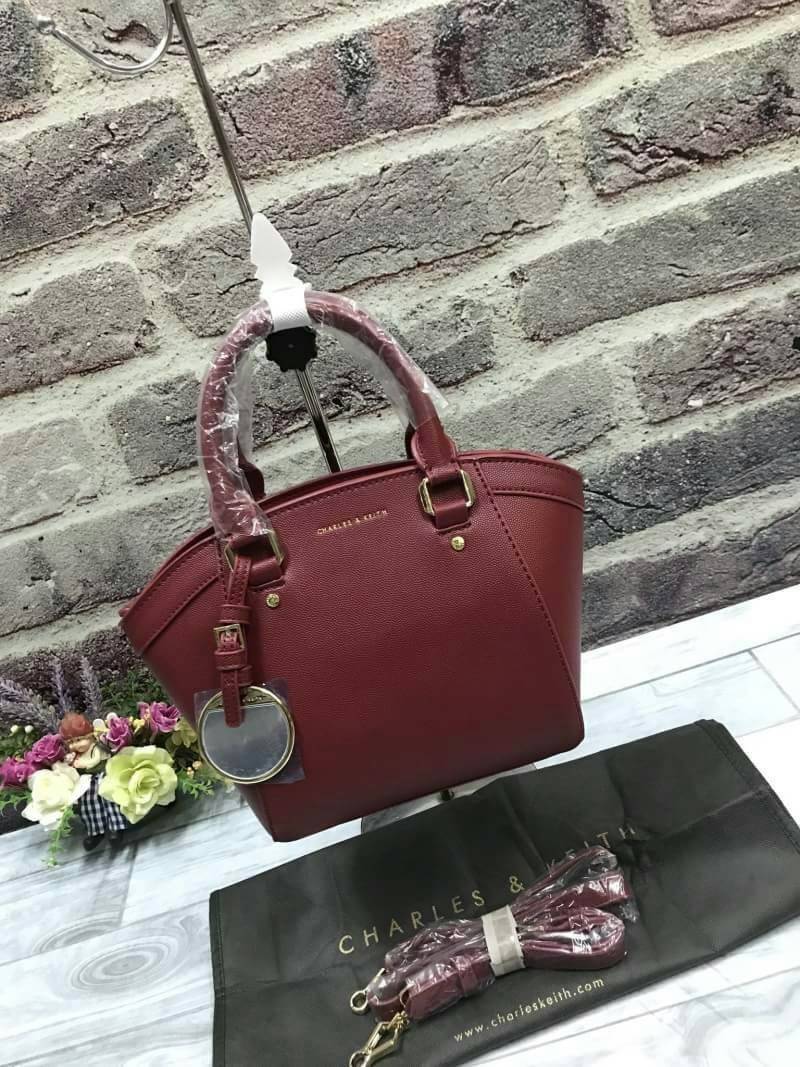 CHARLES & KEITH CURVED CITY BAG Re stock & Best seller กระเป๋าถือหรือสะพาย ขนาดกำลังดี วัสดุหนังPU ลายคาร์เวียร์ ตั้งอยู่ทรง มีหมุดรองฐาน เปิดปิดด้วยซิปเดียว ภายในมี 2 ช่องเล็ก และ 1 ช่องซิปด้านข้าง ใส่มินิ ไอแพด, กระเป๋าสตางค์ทรงยาวได้ ด้านหน้าประดับด้วย