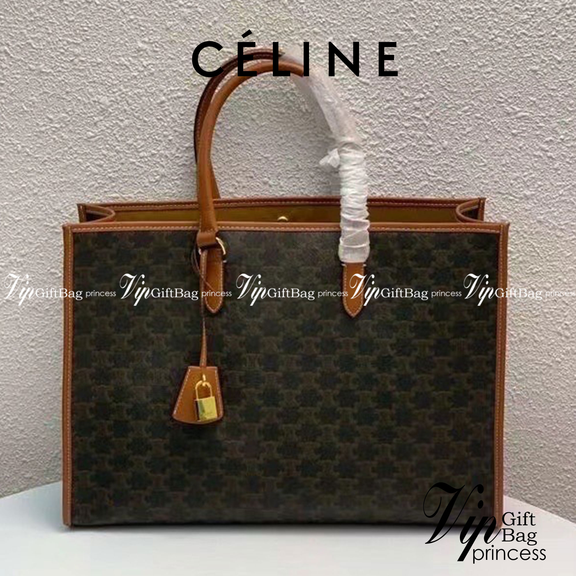 หนังแท้ CELINE HORIZONTAL CABAS IN TRIOMPHE CANVAS AND CALFSKIN / CELINE TOTE พร้อมส่งที่ไทย กระเป๋าโท้ทใบใหญ่ งานหนังแท้ CALFSKIN ทั้งใบ ใช้หนังเยอะมาก ราคานี้คุ้มมากค่ะ ภายในโล่งกว้าง จุของได้เยอะ ภาพสินค้าถ่ายจากงานขายจริง ใช้งานต่างประเทศได้