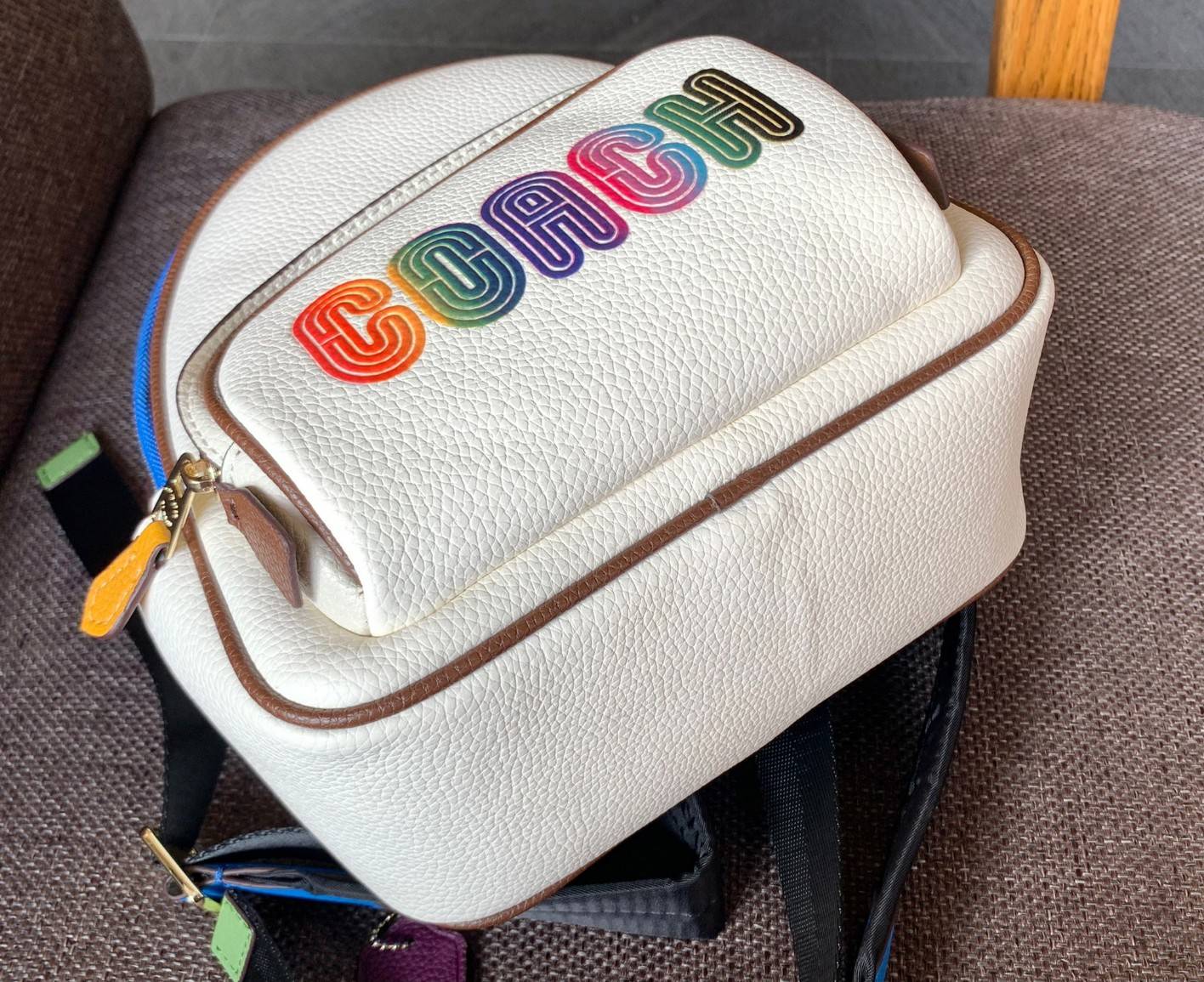 COACH MINI COURT BACKPACK WITH RAINBOW COACH ((CA624)) 🌈ต่อกันเลย สวยกันก่อน วางน้องไม่ลงเลยจริงๆค่าา😍 พร้อมส่ง! ยังไม่เข้าไทย กับกระเป๋าสะพายหลังแบบมีหูหิ้วในตัว บอกก่อนเลยว่าหนังของน้องทั้งนิ่ม ทั้งสวย อย่างดีเลยค่ะ