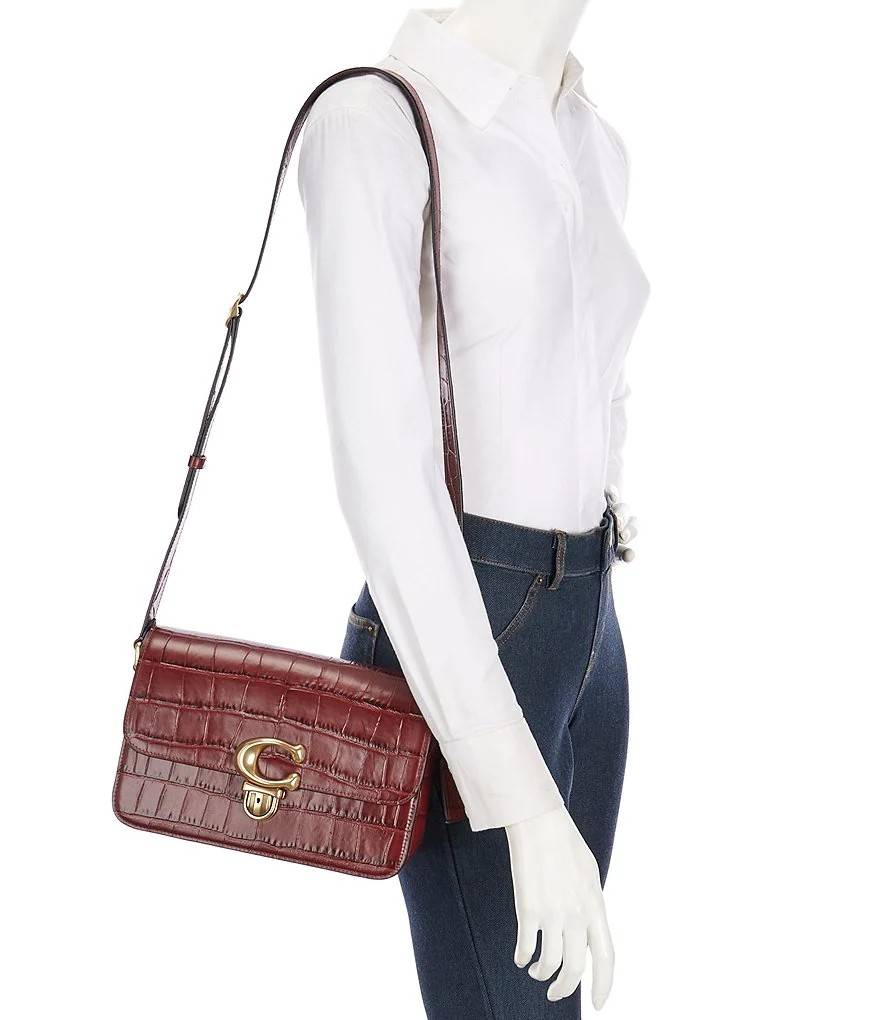 OUTLET 】COACH STUDIO SHOULDER BAG IN SIGNATURE CANVAS (C6639 C6640) สีใหม่รับความเฮง กับคอลเลคชั่นใหม่สุดอีกหนึ่ง!! มาแบบเลิศๆหรูๆมากแม่ กระเป๋าสะพายข้างลุคไฮน์ ที่ดีไซน์ออกมาได้ปัง และดูแพงมากๆ ด้วยดีเทลคลาสสิคผสานความเป็นเอกลักษณ์ เรียบง่ายแต่แฝงความมีด