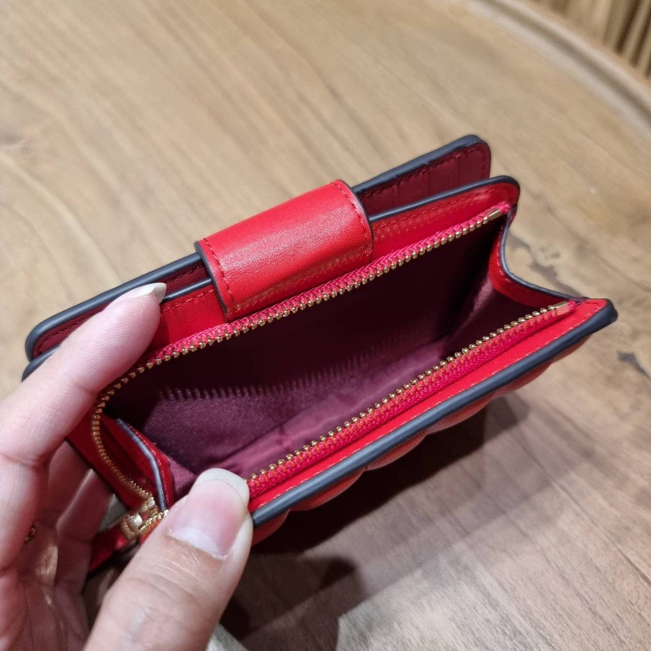 COACH C3454 MEDIUM CORNER ZIP WALLET ความหรูที่ซื้อได้!! กระเป๋าสตางค์ดีไซน์ใหม่ล่าสุด ออกแบบมาหรูดูดี ดีเทลลูกเล่นบุหนัง nappa นิ่มขึ้นเงาสวยมากๆ เปิด-ปิดใช้งานง่าย มีช่องซิปแยก มีช่องใส่บัตร ใส่ธนบัตรได้ทุกชนิด สะดวกใช้จริงๆใบนี้ สาวๆได้ไปใช้แล้วไม่อยาก