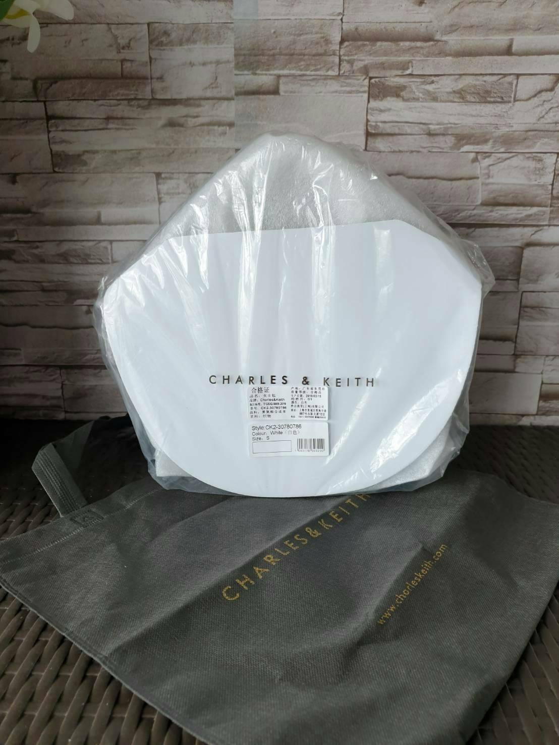 CHARLES & KEITH รุ่น U SHAPE TOP HANDLE BAG CK2-30780786_WHITE ราคาปกติช้อป ( ฿2,590.00 ) กระเป๋าทรงโค้งรูปตัว U วัสดุหนัง PU ลงแพทเทิร์นลวดลาย เส้นด้ายปักแต่งสีสัน บนตัวกระเป๋า เพิ่มความสวยสะดุดตา รับประกันความเก๋!! จะทำให้คุณโดดเด่นไม่เหมือนใคร หูกระเป๋